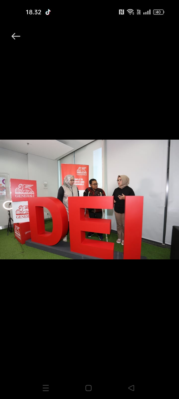 Manajemen Generali Indonesia, Vivin Arbianti Gautama, Chief Marketing Officer (kanan) didampingi Erika Damayanti selaku Chief Risk Officer (kiri) berbincang dengan Triyono sebagai Founder dan CEO Difa Bike Indonesia saat acara ‘I’mPossible’ di depan karyawan Generali Indonesia di Jakarta, Rabu (6/12/2023). Hari Disabilitas Internasional, Generali Indonesia Edukasi Pentingnya Hormati Siapapun
