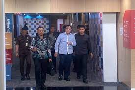 Ketua KPK nonaktif Firli Bahuri (tengah). dok. SINDOnews. Hasil Penggeledahan Polisi, Apartemen Firli Bahuri di Dharmawangsa Jakarta Tak Masuk LHKPN