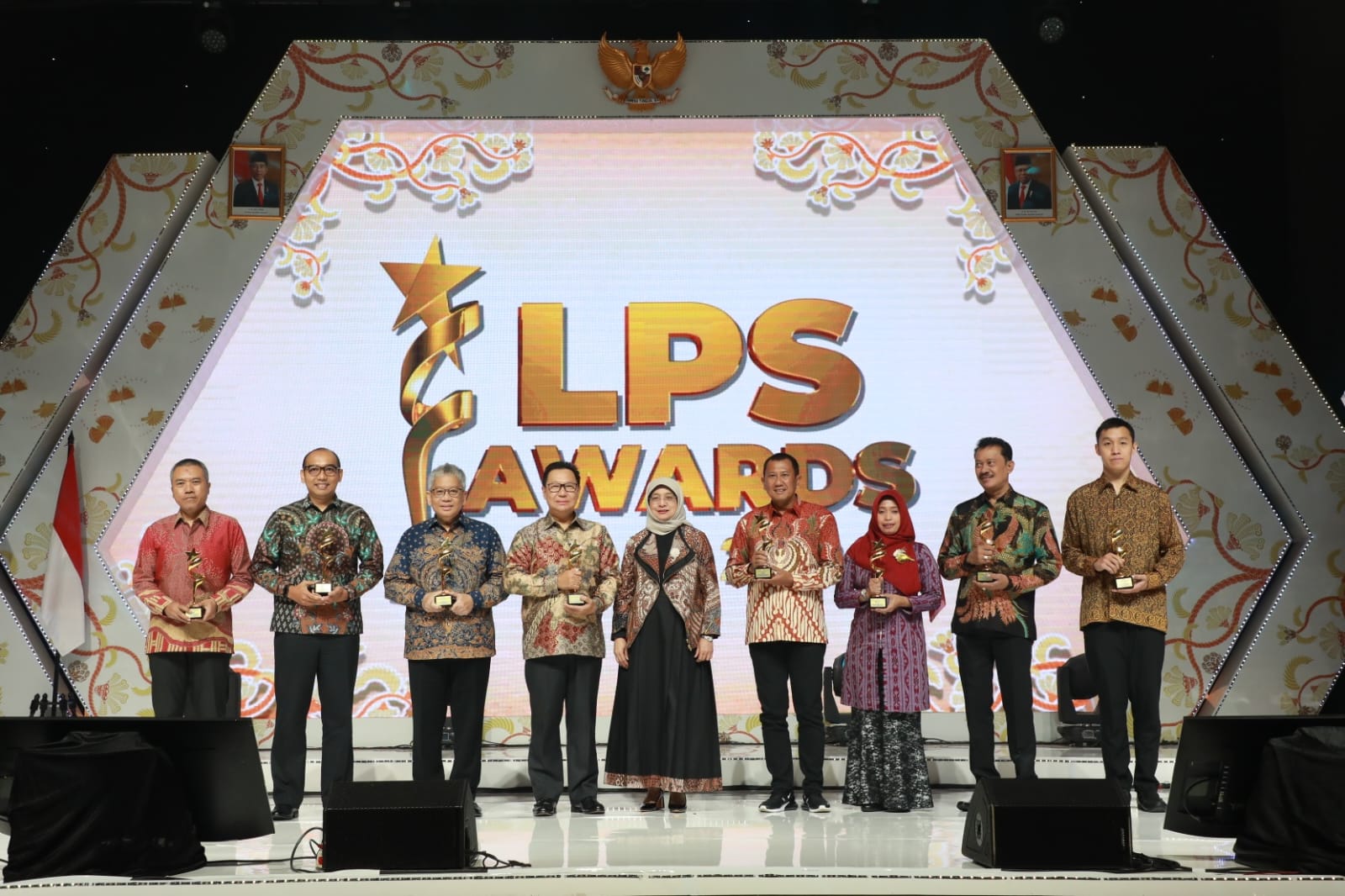Direktur Jaringan dan Layanan BRI Andrijanto menerima penghargaan dalam LPS Award 2023. dok. BRI. Inovatif dan Gencar Dalam Literasi Keuangan, BRI Peroleh Penghargaan Bergengsi Dari LPS