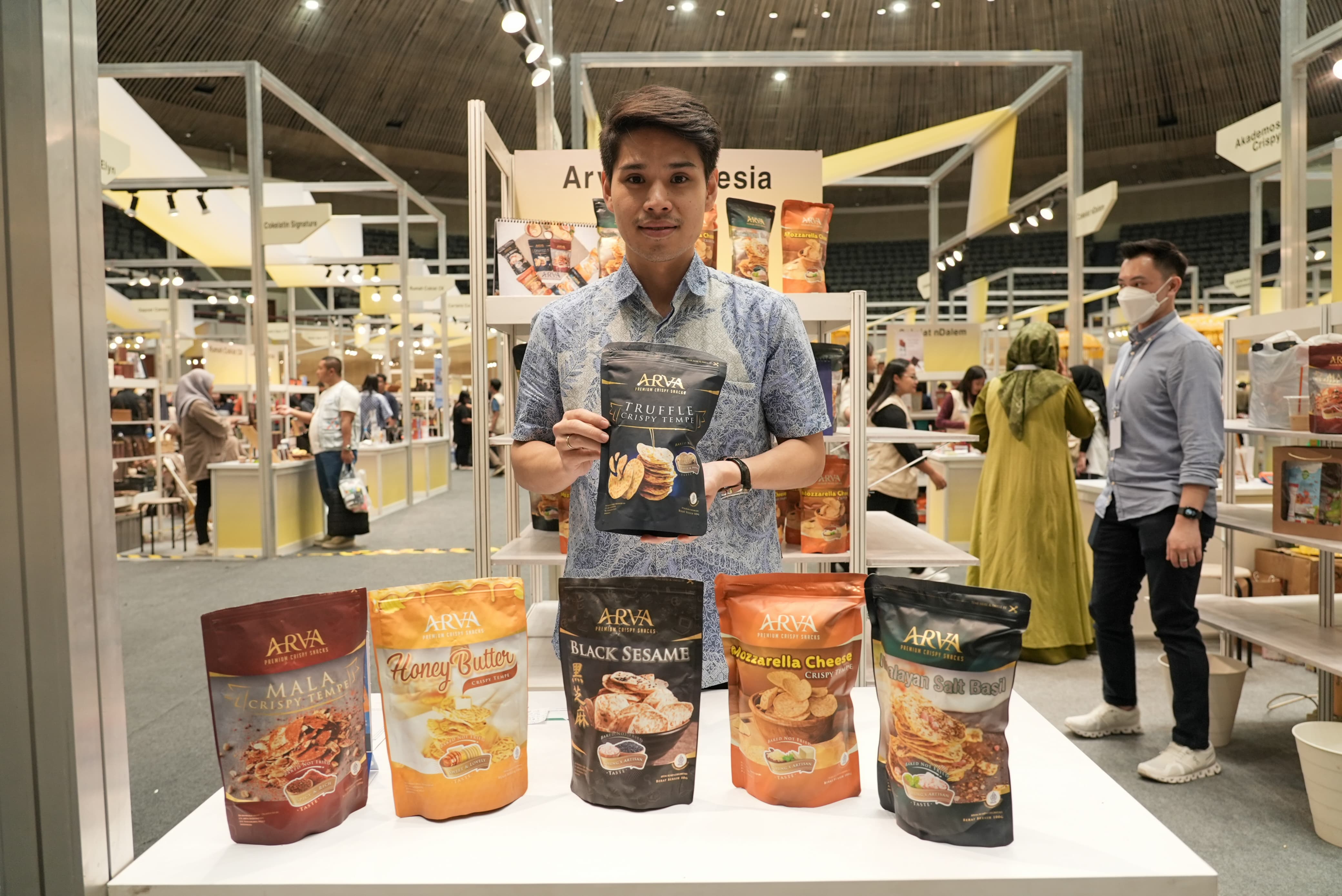 Owner Arva Indonesia, Arnold Wirakusuma menunjukkan produk andalannya. dok.BRI. UMKM EXPO(RT) BRILIANPRENEUR 2023, Keripik Tempe Go Global Raih Kontrak dari Singapura