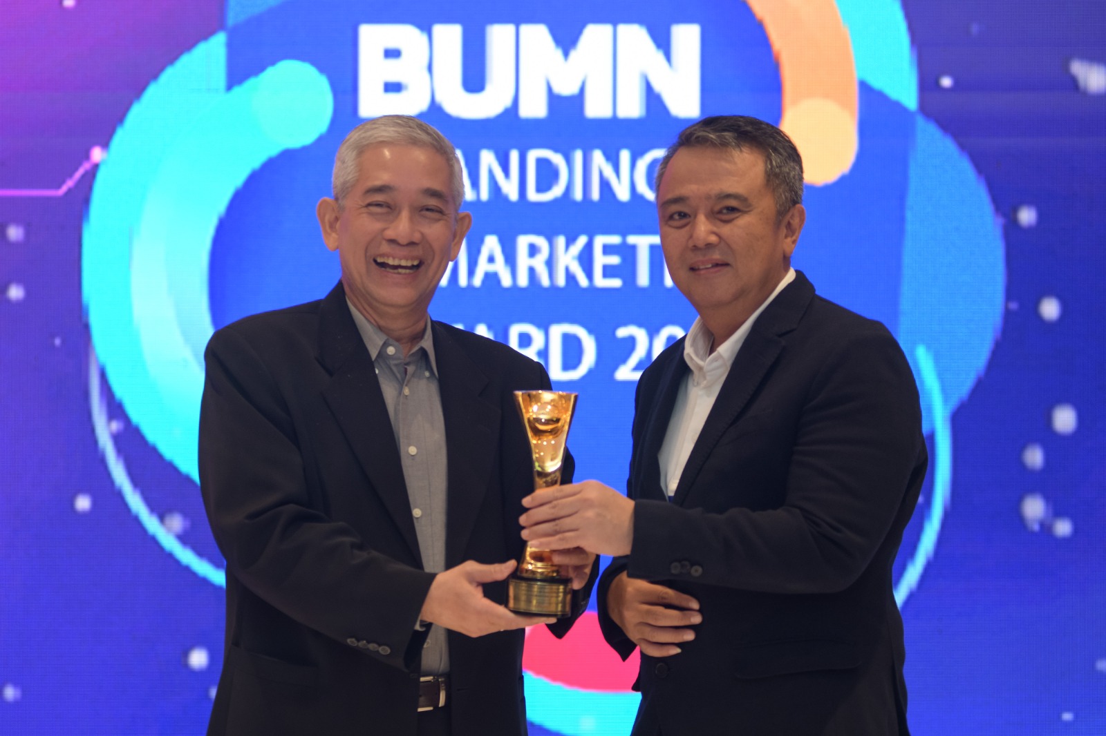 Wakil Direktur Utama PT Bank Tabungan Negara (Persero) Tbk Oni Febriarto menerima penghargaan The Best CMO Branding & Marketing - Creative Marketing Initiative dalam ajang BUMN Branding Marketing Award (BBMA) 2023 Tahun ke-11 di Jakarta, Rabu (13/12/2023). Bank BTN (BBTN) Borong 5 Penghargaan BUMN Branding Marketing Award 2023