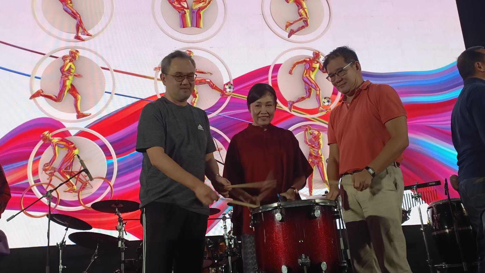 Presiden Komisaris CIMB Niaga Didi Syafruddin Yahya (kanan), Presiden Direktur Lani Darmawan (tengah), Direktur Strategy, Finance & SPAPM Lee Kai Kwong (kiri) beserta jajaran komisaris dan direksi CIMB Niaga selaku pembina cabang olahraga karyawan. Prioritaskan Kebugaran Karyawan, Manajemen Resmikan Sport Center Gelora CIMB Niaga
