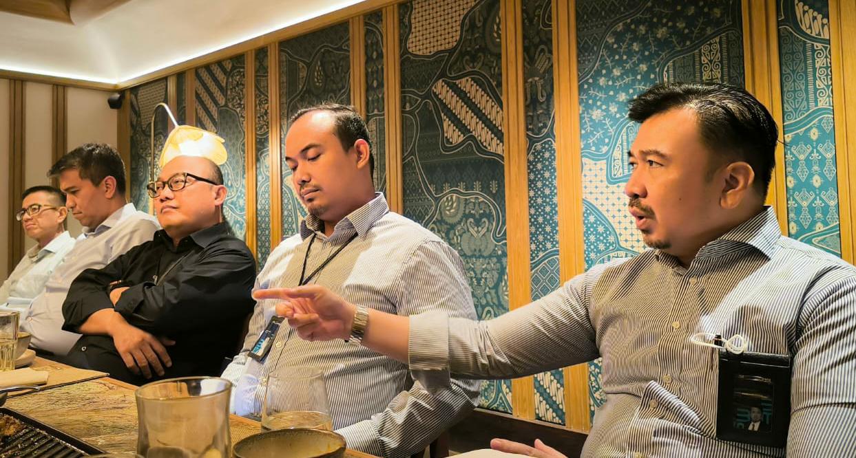 Corporate Secretary Bank BTN Ramon Armando berbincang dengan Kepala Divisi Digital Banking Bank BTN Tan Jacky Chen dan Kepala Divisi Treasury Bank BTN Sindhu Rahardian Ardita disela-sela Ngobrol Bareng Bank BTN dengan Media di Jakarta, Kamis (14/12). Dalam acara Ngobrol Bareng Bank BTN dengan Media dibahas mengenai berbagai update terkait kegiatan Bank BTN antara lain kesiapan dana tunai menjelang Libur Natal dan Tahun Baru serta perkembangan BTN Mobile. BTN (BBTN) Siapkan Rp19,68 T untuk Natal dan Tahun Baru 2024