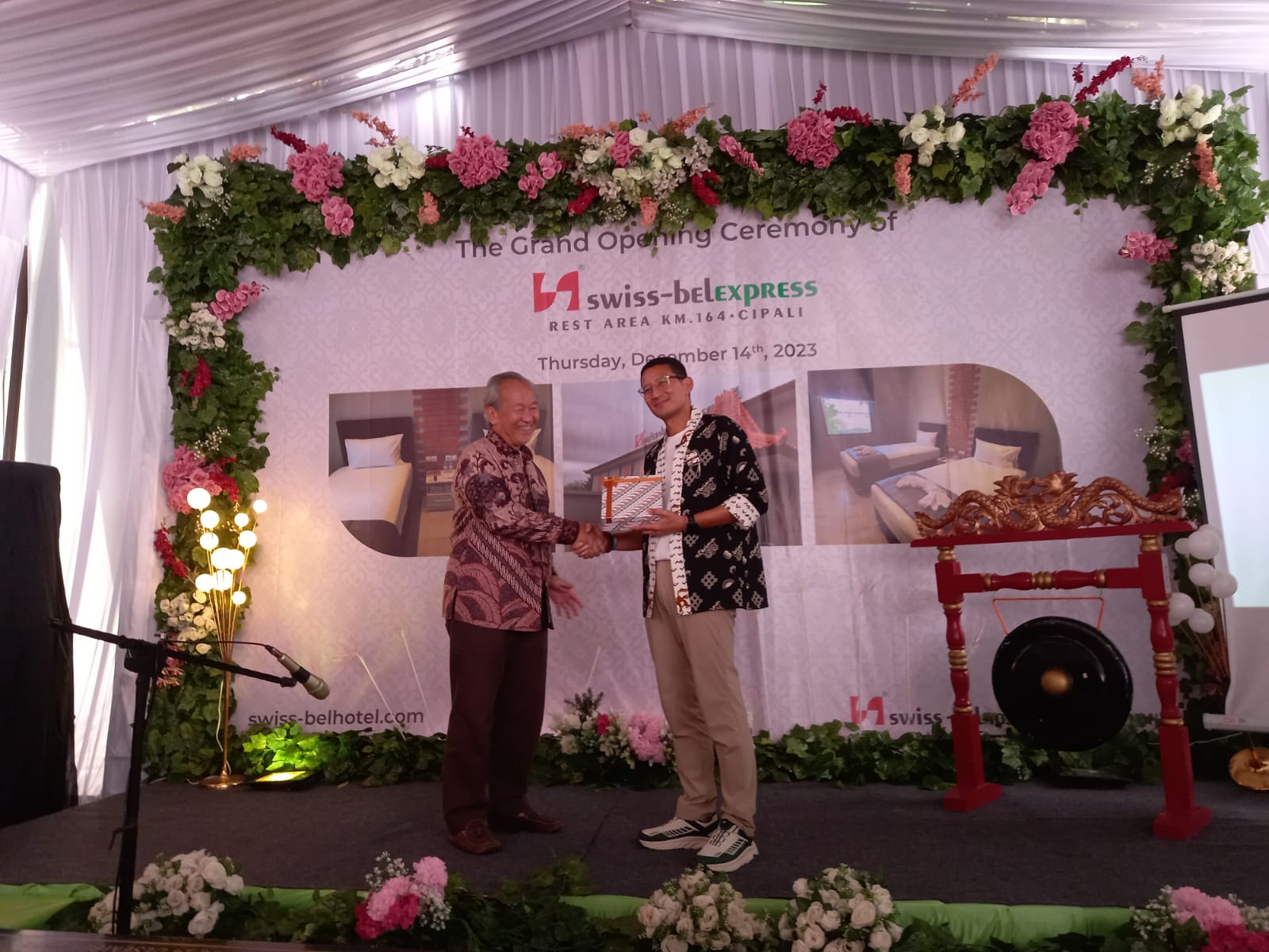 Direktur Utama PT Puri Sentul Pertmai Tbk (KDTN) Xavier Nursalim bersama Menteri Pariwisata dan Industri Kreatif Sandiaga Shalahuddin Uno saat grand opening Hotel Swiss-Belexpress Rest Area KM 166 dan KM 164 ruas Tol Cipal, Majalengka. Foto/Rizki EmitenNews.com Jelang Nataru, Hotel Swiss-Belexpress (KDTN) di Ruas Tol Cipali Diresmikan Sandiaga Uno