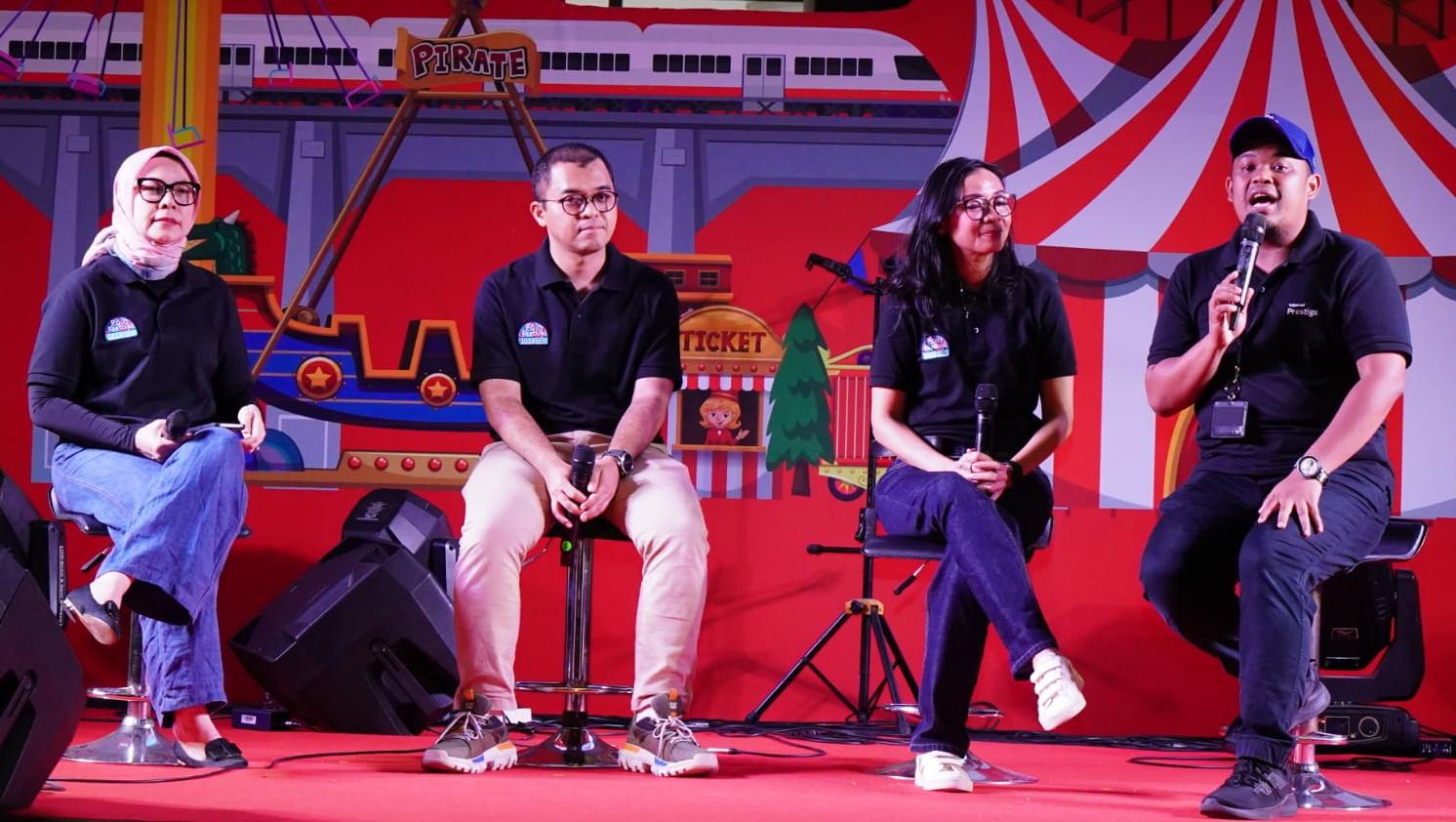 Telkomsel Poin Festival_3: (Kiri-Kanan) VP Consumer Business Area Jabotabek Jabar Telkomsel, Filin Yulia; GM Customer Care and Retention Area Jabotabek Jabar Telkomsel, Purnama Adhiputra; GM Loyalty and Device Partnership Management Telkomsel, Lolyta Sihite; Manager Corporate Communications Jabotabek Jabar Telkomsel, Trendy B Isnandiko yang memberikan pemaparan mengenai tujuan dari penyelenggaraan Telkomsel Poin Festival. (Foto:Endang Muchtar) Gelar Poin Festival 2023, Telkomsel Hadirkan Program Loyalitas Pelanggan di Akhir Tahun