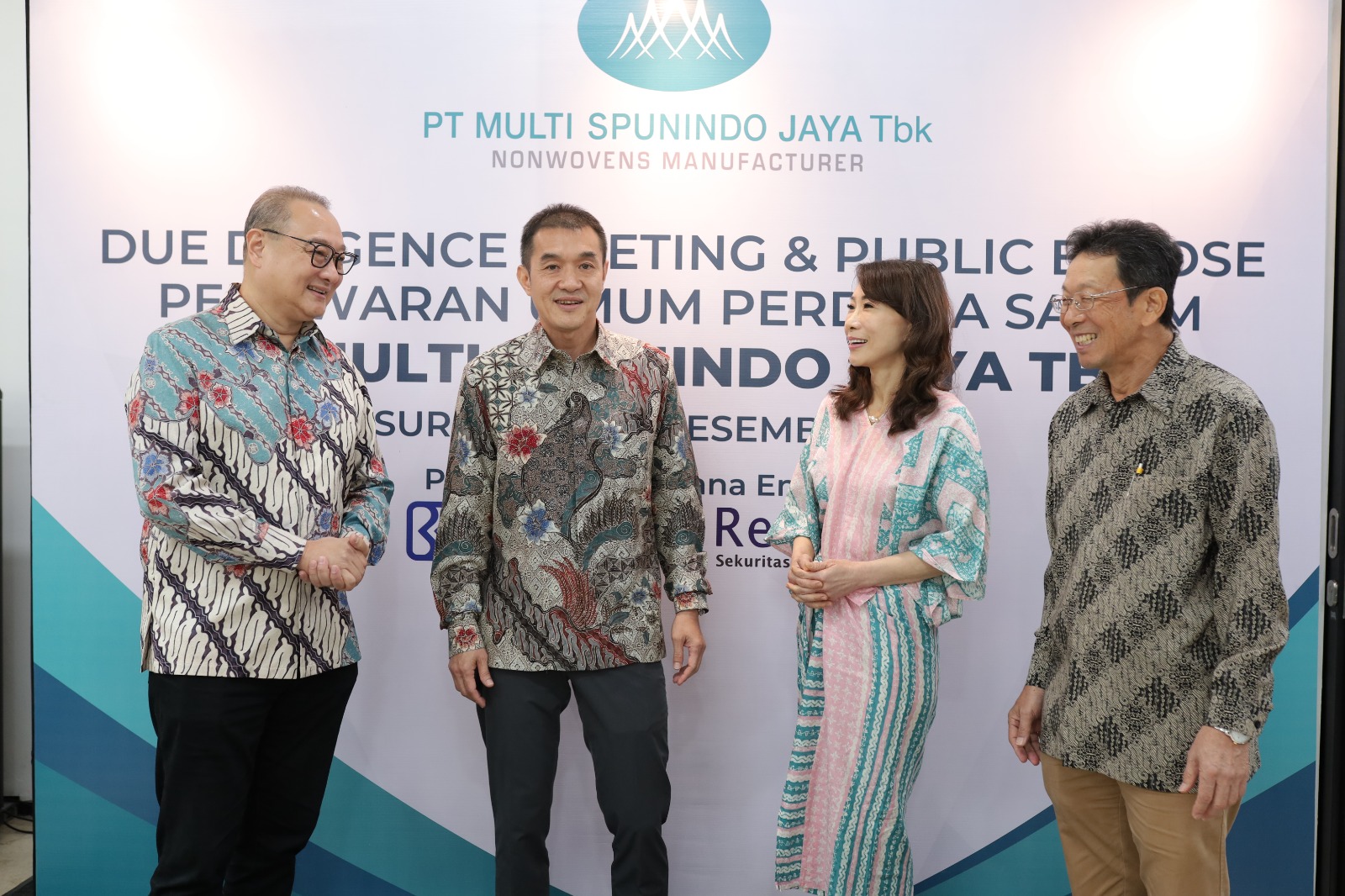 Kiri-kanan: Komisaris Utama PT Multi Spunindo Jaya Tbk Lunardi Basuki, Direktur Utama PT Multi Spunindo Jaya Tbk Sasongko Basuki, Direktur di PT Multi Spunindo Jaya Tbk Roslin Octavia Basuki dan Direktur PT Multi Spunindo Jaya Tbk Takushi Ishimoto dalam Paparan Publik Penawaran Umum Perdana Saham PT Multi Spunindo Jaya Tbk. Dibantu Dua Sekuritas, Multi Spunindo Jaya Tawarkan 15% Saham ke Publik