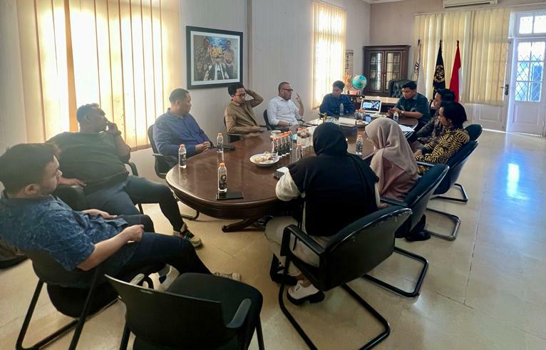 Program Merdeka Belajar Kampus Merdeka (MBKM) Studi Magister Pengembangan Masyarakat Islam (PMI) Fakultas Dakwah dan Komunikasi UIN Sunan Kalijaga Yogyakarta berkunjung ke Yayasan Syariah Hardjuno Wiwoho (SHW) Center di Menteng, Jakarta Pusat, Rabu (20/12/2023). dok. ist. Dorong Pertumbuhan UMKM, SHW Center Disambangi UIN Yogyakarta