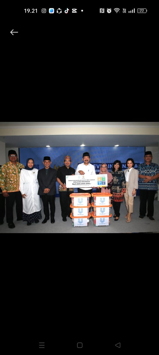 PT Unilever Indonesia Tbk., menyerahkan bantuan kemanusiaan sebesar Rp 3 Miliar kepada Badan Amil Zakat Nasional (BAZNAS) sebagai dukungan kepada para korban di area konflik. Serah terima bantuan kemanusiaan secara simbolis dilangsungkan pada hari ini (27/12) di Gedung BAZNAS, Jakarta. dok.ist. BAZNAS Terima Bantuan Kemanusiaan Rp3 Miliar dari Unilever Indonesia