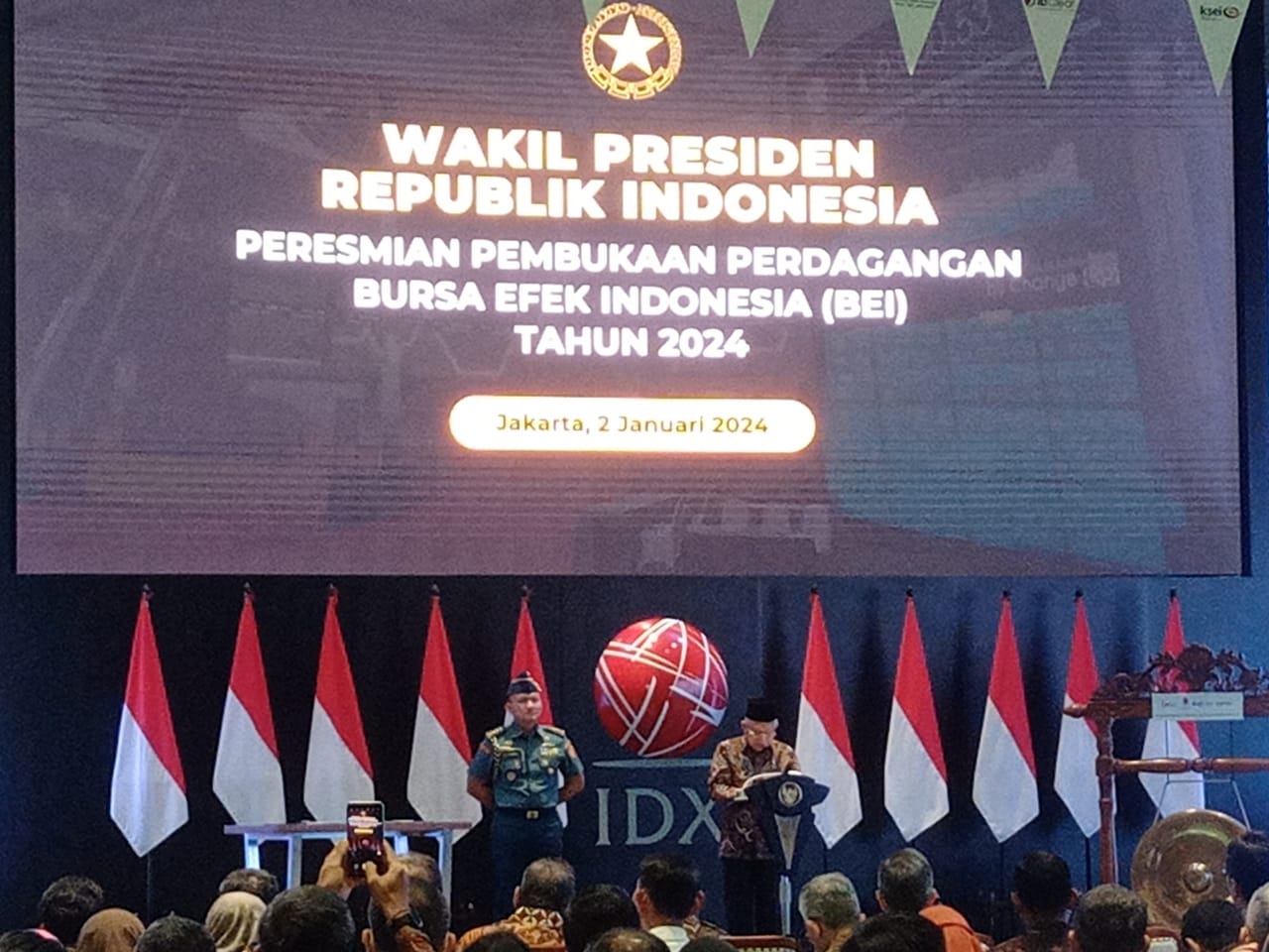 Dibuka Wakil Presiden, IHSG Awal Tahun 2024 Turun Tipis