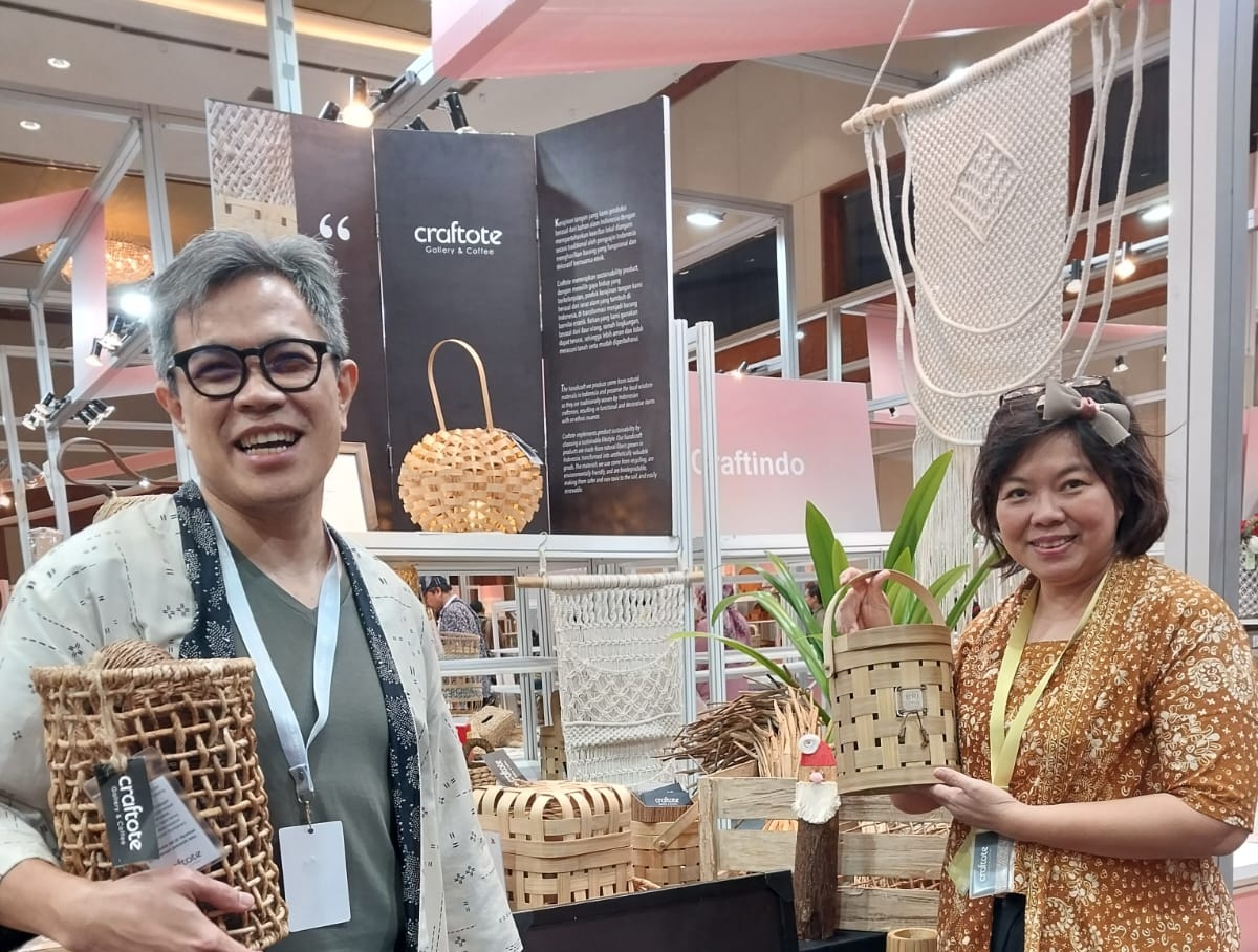 CRAFTOTE Gallery & Coffee adalah brand asal Jakarta yang ingin melestarikan kearifan lokal Indonesia melalui produk anyaman dan kerajinan tangan. dok. BRI. Produk Anyaman Dapat Peluang Business Matching di UMKM EXPO(RT) BRILIANPRENEUR 2023