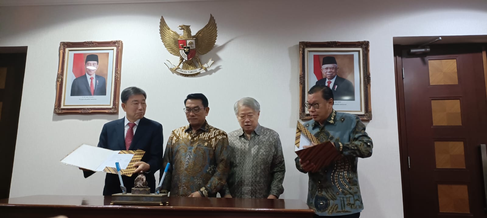Kiri-kanan: - Dr. Lee Jeong Kun (Chairman, Founder & CEO Salfware Co.Ltd - Jenderal TNI (Purn) Dr. Moeldoko, Kepala Staf Kepresidenan dan Ketua Umum Himpunan Kerukunan Tani Indonesia (HKTI). - Hendro S. Gondokusumo (Founder & CEO PT intiland Development Tbk - Moedjianto S. Tjahjono Vice President Director PT intiland Development Tbk. dok. Intiland. Intiland Development (DILD) dan Saltware Jalin Kolaborasi Kembangkan Pertanian Cerdas