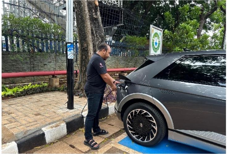 PLN Jadikan Tiang Listrik Sebagai Stasiun Pengisian Kendaraan Listrik