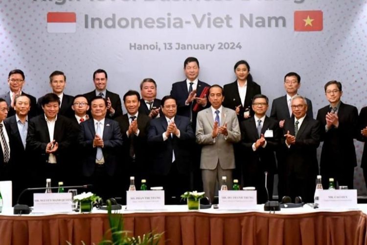 Presiden Joko Widodo saat menghadiri dialog bisnis bersama pengusaha/investor Vietnam di Hotel Melia Hanoi, Vietnam, Sabtu (13/1/2024). dok. BPMI. Setpres RI. Hadiri Dialog Bisnis, Presiden Jokowi Ajak Pengusaha Vietnam Berinvestasi di IKN Nusantara