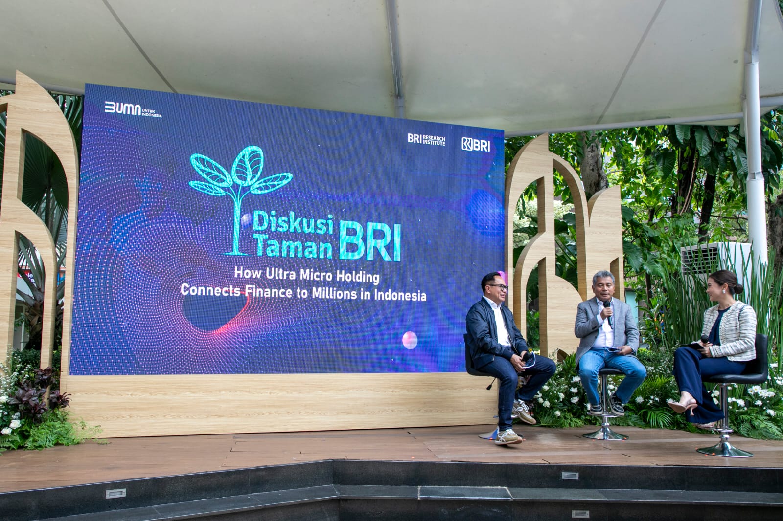 Direktur Utama BRI Sunarso (tengah), bersama Wakil Menteri BUMN Kartika Wirjoatmodjo (kiri). dok. BRI. Lewat Digitalisasi, Holding Ultra Mikro BRI Group Jadikan Layanan Keuangan Lebih Efisien