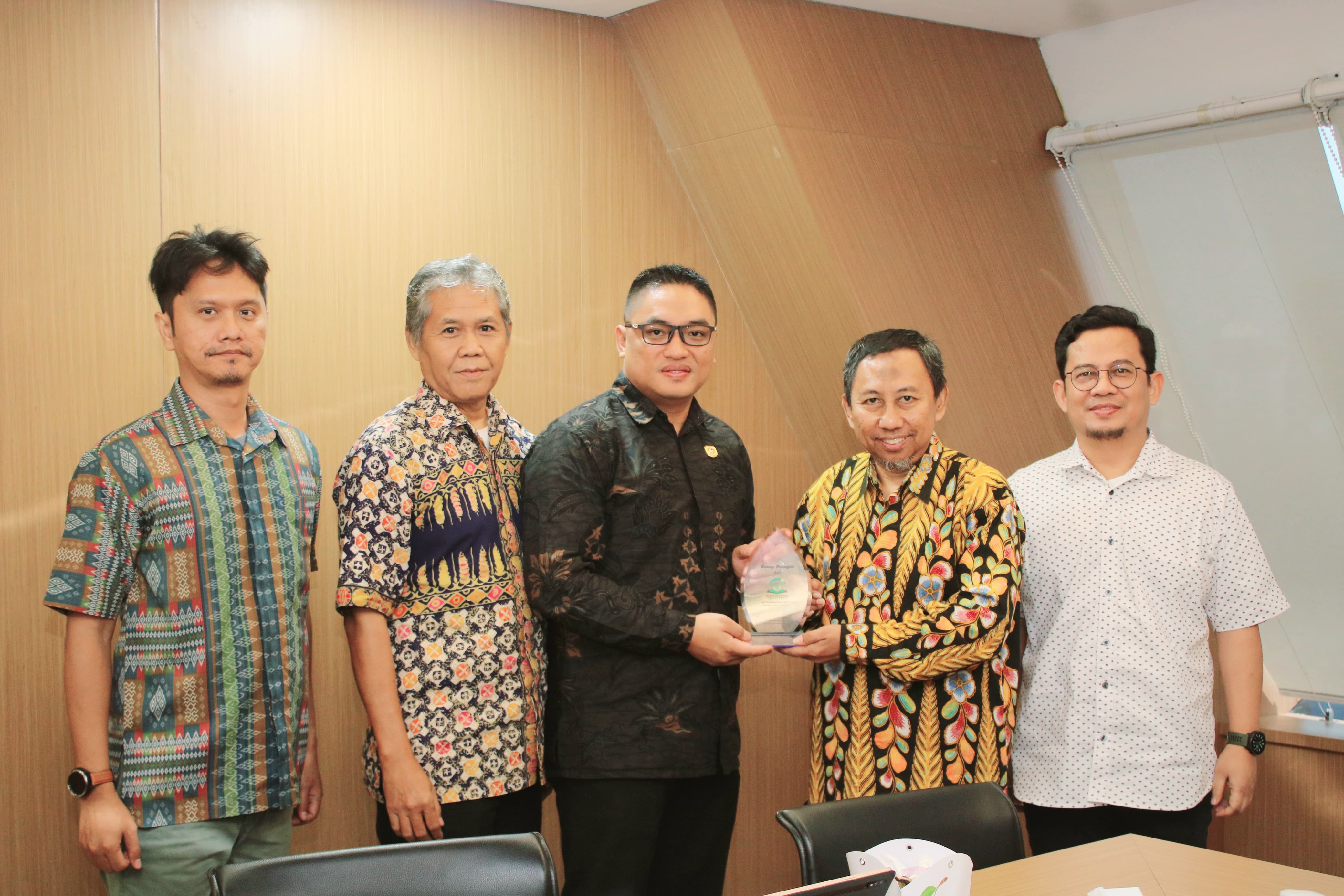 Executive Director PNI, Willy Lesmana Putra menyampaikan hasil kajian dan pendampingan terhadap petani sawit mandiri di beberapa daerah. Khususnya, yang sedang dilakukan di Kabupaten Ketapang, Provinsi Kalimantan Barat. dok. ist. Direksi BPDPKS Terima Kunjungan Executive Director Poetra Nusantara Institute
