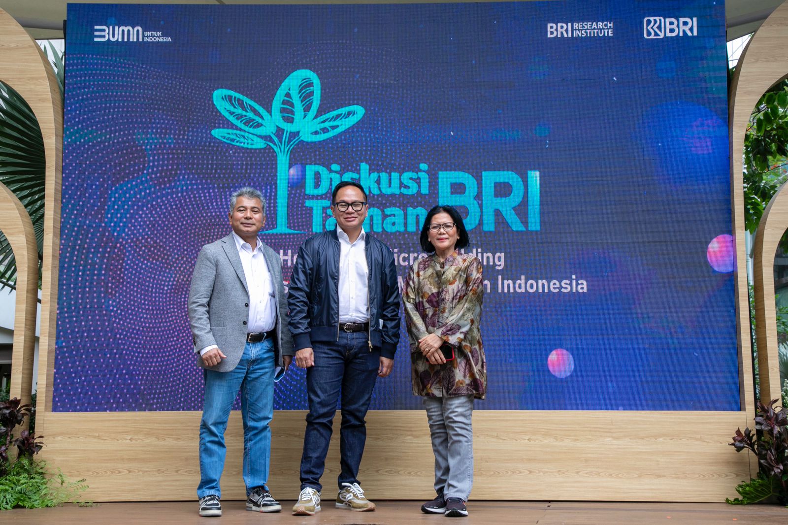 BRI Research Institute pun menyelenggarakan acara Diskusi Taman pada 12 Januari 2023 dengan mengangkat tema “How Ultra Micro Holding Connects Finance to Millions in Indonesia”. Acara diskusi ini menghadirkan dua pembicara, yakni Wakil Menteri BUMN Kartika Wirjoatmodjo dan Direktur Utama BRI Sunarso. Keduanya membahas bagaimana Holding UMi telah menjadi sumber pertumbuhan baru dan mampu mengintegrasikan jutaan ultra mikro di Indonesia. dok.BRI. Integrasi Holding Ultra Mikro BRI Group Koneksikan Jutaan Warga Akses Layanan Perbankan
