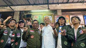 Slank bersama pasangan Ganjar Pranowo-Mahfud MD. dok. Dovana Hasiana/Bloomberg Technoz. Pilpres 2024: Dukung Ganjar-Mahfud, Gitaris Slank Abdi Negara Mundur dari Komisaris Telkom