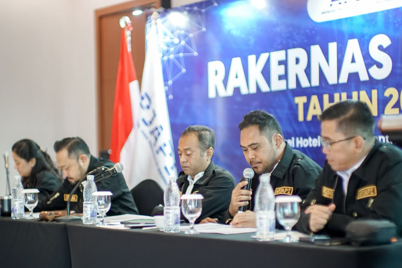 Ketua Umum APJAPI, Kevin Agatha Purba (kedua kanan), memimpin rapat strategis mendiskusikan POJK No. 22 Tahun 2023, dengan tujuan mencapai keseimbangan optimal antara perlindungan konsumen dan dukungan terhadap pertumbuhan sehat dan berkelanjutan dalam industri jasa keuangan di Indonesia. dok. APJAPI. APJAPI Nilai POJK 22/2023 Melegitimasi Moral Hazard Debitur Beritikad Tidak Baik