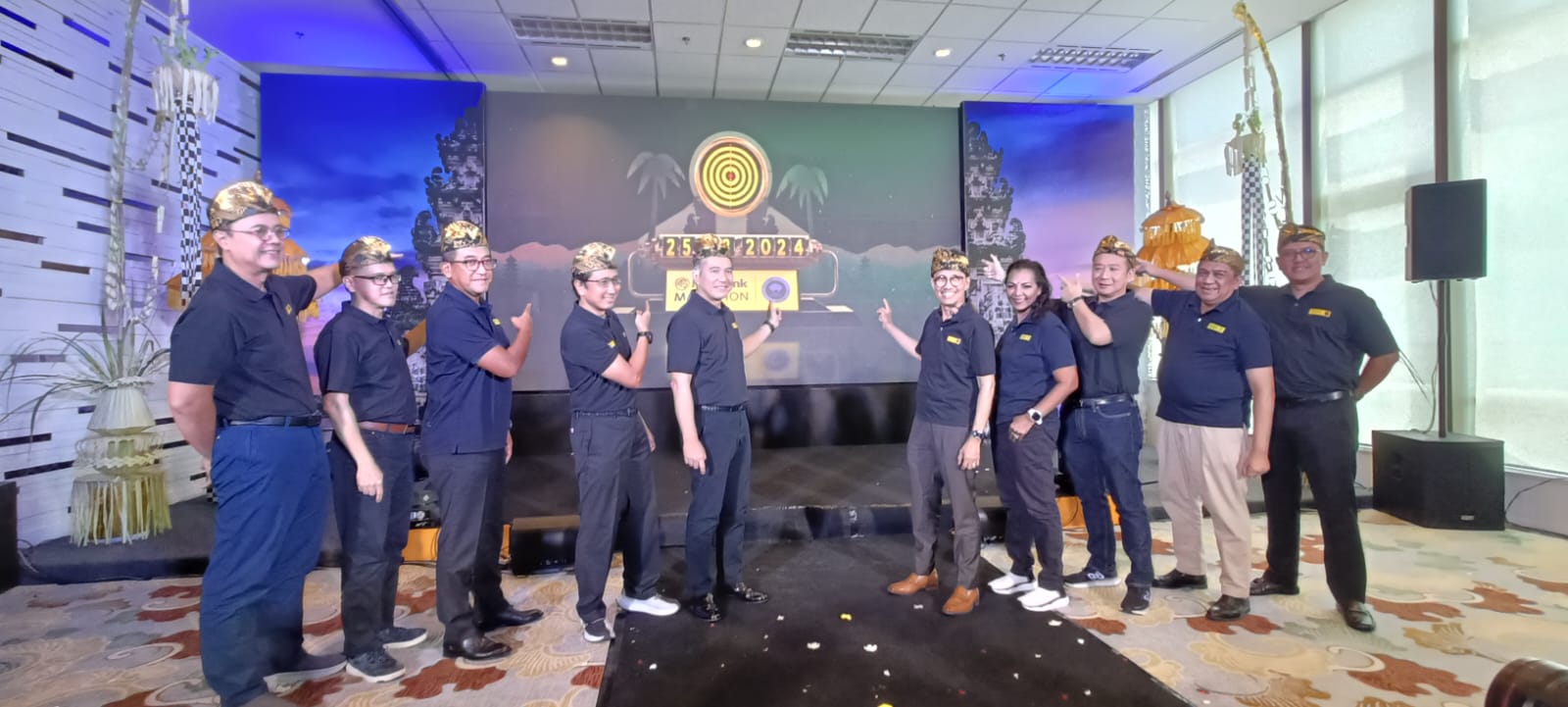 Presiden Direktur PT Bank Maybank Indonesia Tbk Taswin Zakaria (lima kiri) dan Project Director Maybank Marathon, Widya Permana beserta jajaran Direksi Bank berfoto bersama Sekretaris Jenderal Pengurus Besar Persatuan Atletik Seluruh Indonesia Tigor Tanjung (lima kanan) saat pengumuman penyelenggaraan ajang World Athletics’ Elite Label Road Race Maybank Marathon 2024, Kamis (25/1/2024), di Jakarta. dok. ist. Maybank Indonesia Umumkan Ajang Elite Label Road Race Maybank Marathon 2024 di Bali