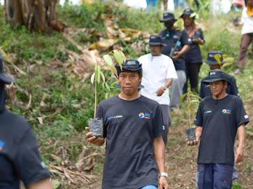 PT Bank Rakyat Indonesia (Persero) Tbk. (BBRI) mengambil inisiatif dalam melestarikan lingkungan lewat aktivitas Corporate Social Responsibility (CSR) BRI Peduli melalui program BRI Menanam Grow & Green. dok. BRI. Harapan Petani di Lahan Kritis BRI Menanam Grow & Green Salurkan Bantuan Tanaman Produktif