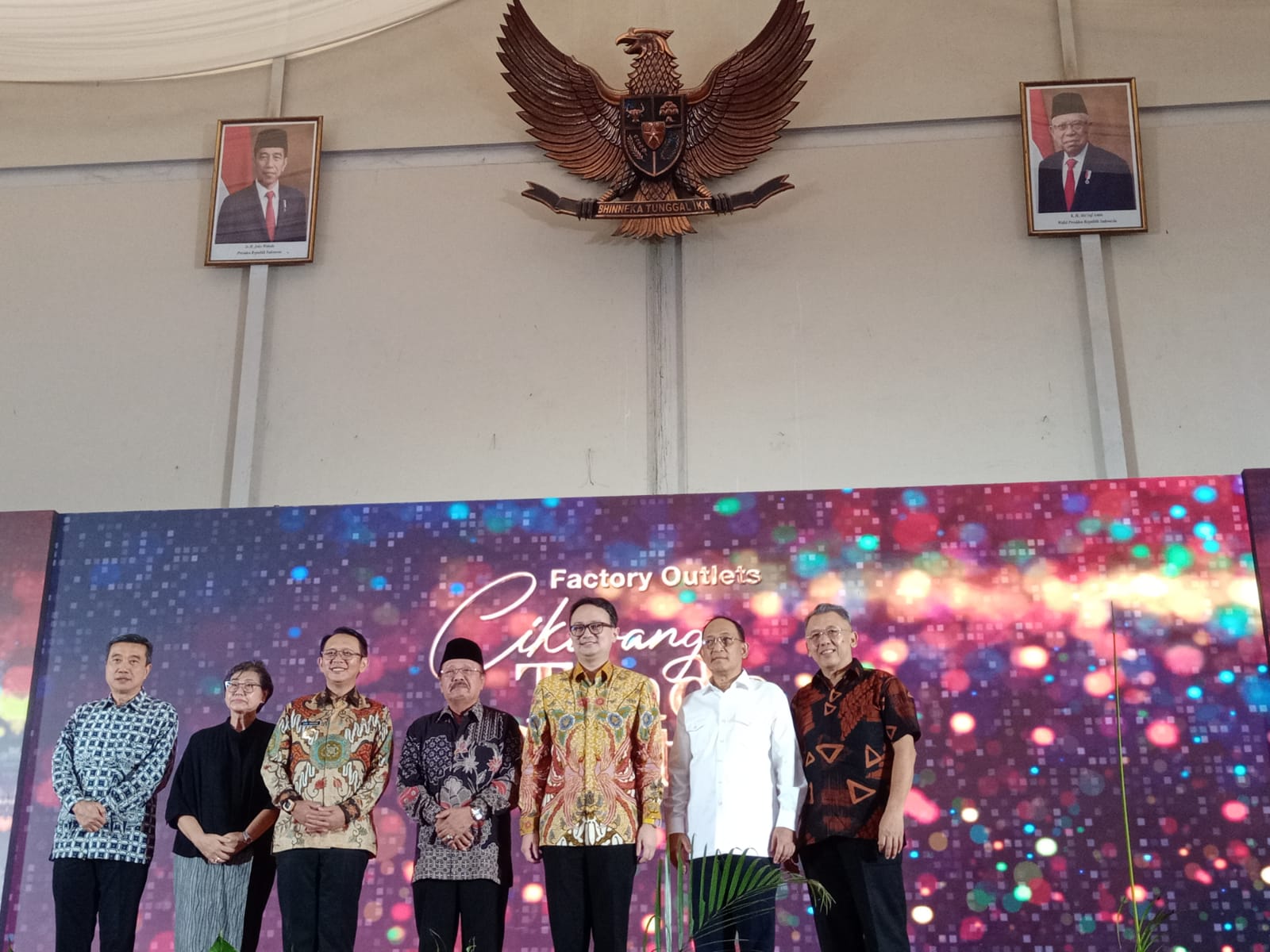 Wamendag Jerry Sambuaga didampingi PJ Bupati Kabupaten Bekasi Dani Ramdan, Direktur Jababeka dan sejumlah tokoh saat meresmikan Factory Outlets Cikarang Trade Center. Foto Rizki/EmitenNews.com Wamendag Jerry Sambuaga Resmikan Factory Outlets Cikarang Trade Center di Kota Jababeka