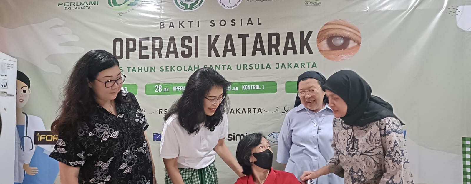 Kiri-kanan: 1. Sr. Moekti K. Gondosasmito, OSU, M.Ed Ketua III Yayasan Satya Bhakti, yang menaungi sekolah Santa Ursula 2. Inge Setiawati Ketua INISANURPOSTA (Ikatan Alumni Santa Ursula Jalan Pos Jakarta) 3. RS St. Carolus dr. Ivanna Theresa, SpOG, MPH Direktur Medik 4. Perdami dr. Rita Polana, SpM Sekretaris I PERDAMI Jakarta. dok.ist. Rangkaian HUT Ke-165, Sekolah Santa Ursula Jakarta Adakan Baksos Operasi Katarak