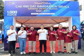 Direktorat Jenderal (Ditjen) Imigrasi Kementerian Hukum dan HAM. Imigrasi membuka layanan pembuatan paspor untuk 1.074 pemohon dalam sehari, yang digelar di car free day (CFD) di Plaza Parkir Timur Gelora Bung Karno (GBK), Jakarta, Minggu (28/1/2024). dok. SINDOnews. Layani Pembuatan 1.074 Paspor dalam Sehari, Dalam CFD Jakarta Imigrasi Cetak Rekor