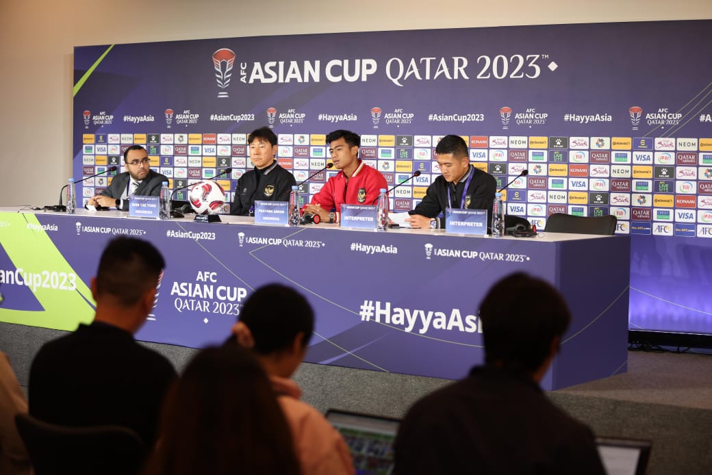 Pelatih Shin Tae-yong bersama pemain Pratama Arhan dalam jumpa pers sebelum pertandingan tim Indonesia melawan Australia, Minggu (28/1/2024). dok. PSSI. Pupus! Harapan Timnas Indonesia Hilang Sudah di Piala Asia 2023, Dihajar Australia 0-4