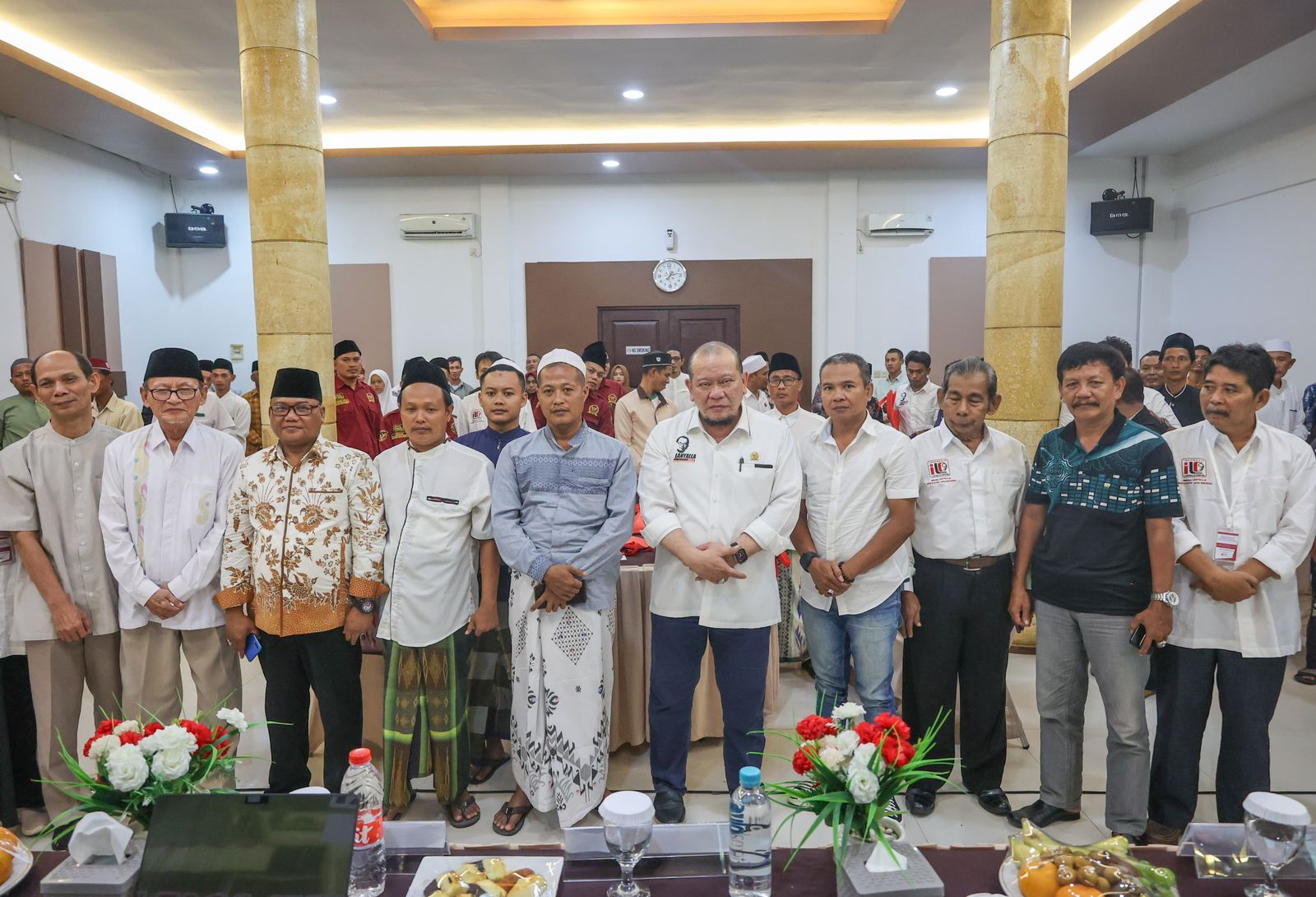 Ketua DPD RI, AA LaNyalla Mahmud Mattalitti menerima mandat untuk memperjuangkan agar konstitusi Indonesia dikembalikan kepada UUD 1945 naskah asli. Mandat diserahkan oleh Ketua Umum Masyarakat Cinta Tanah Air, M Hasan pada acara dialog kebangsaan yang diselenggarakan Yayasan Indonesia LaNyalla Center di Berlian Hotel, Pamekasan, Madura, Sabtu (27/1/2024). dok.DPD EI. Masyarakat Madura Beri Mandat Ketua DPD RI untuk Kembalikan UUD 1945 Naskah Asli