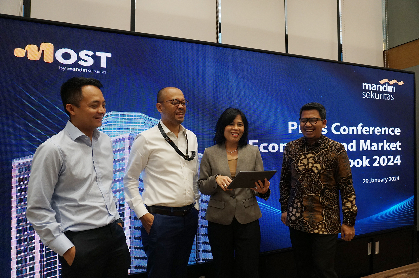 Yakin Inflasi Stabil dan Suku Bunga BI Turun, Mansek Proyeksikan IHSG ke 7.640 di 2024