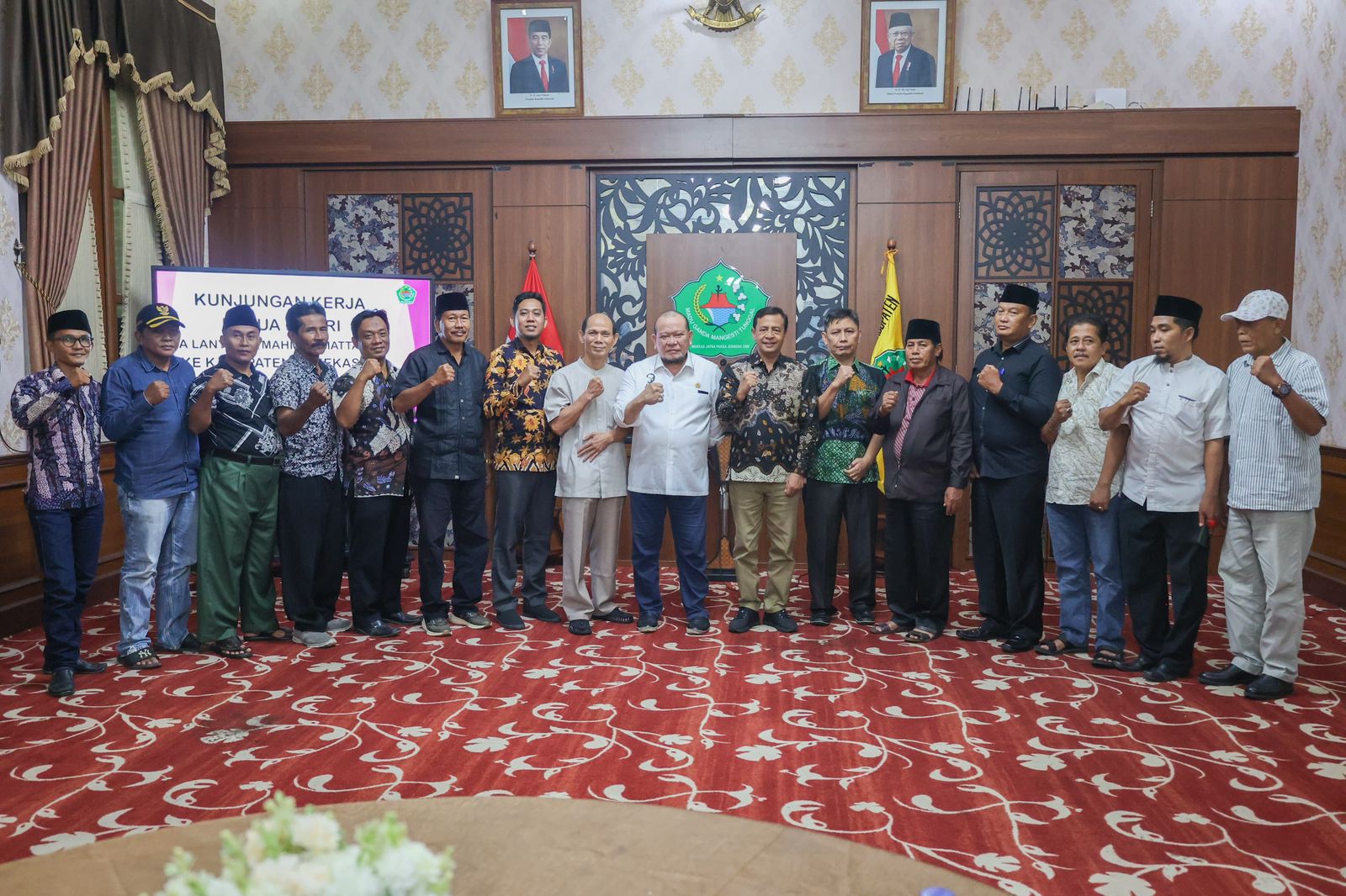 Ketua DPD RI, AA LaNyalla Mahmud Mattalitti pada acara Sarasehan dan Serap Aspirasi Masyarakat Asosiasi Kepala Desa Kabupaten Pamekasan di Pringgitan Dalam Mandhapa Agung Pendopo Ronggosukowati Rumah Dinas Bupati Pamekasan, Sabtu (27/1/2024). dok. DPD RI. Di Pamekasan, Ketua DPD RI Sebut PR Besar Indonesia Hentikan Impor Garam