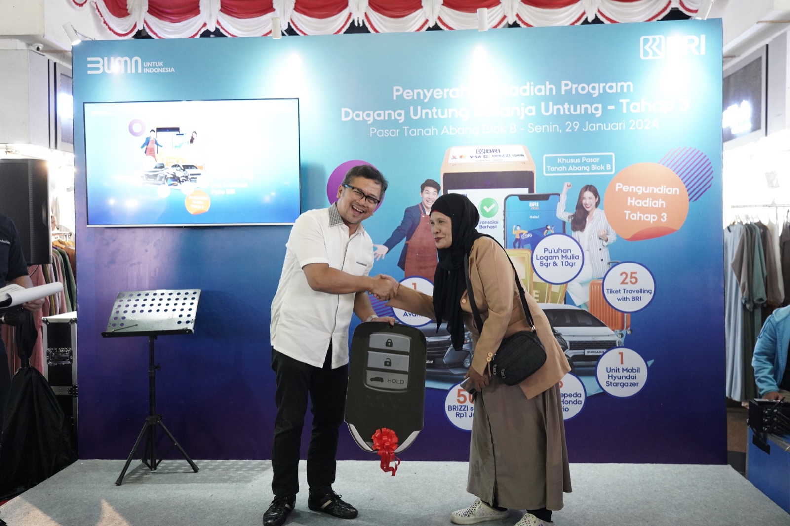 BRI menginisiasi DUBU sejak 2023, khusus untuk pedagang dan pengunjung Pasar Tanah Abang Blok B Jakarta. Para pedagang maupun pengunjung yang bertransaksi menggunakan Kartu Kredit/Debit BRI dan BRImo di mesin EDC BRI dan QRIS BRI akan mendapatkan poin. Selanjutnya, poin tersebut dikumpulkan dan diundi untuk ditukar menjadi hadiah dari BRI. dok. BRI. Dorong Peningkatan Omzet UMKM, BRI Bagikan Hadiah Undian Promo di Pasar Tanah Abang