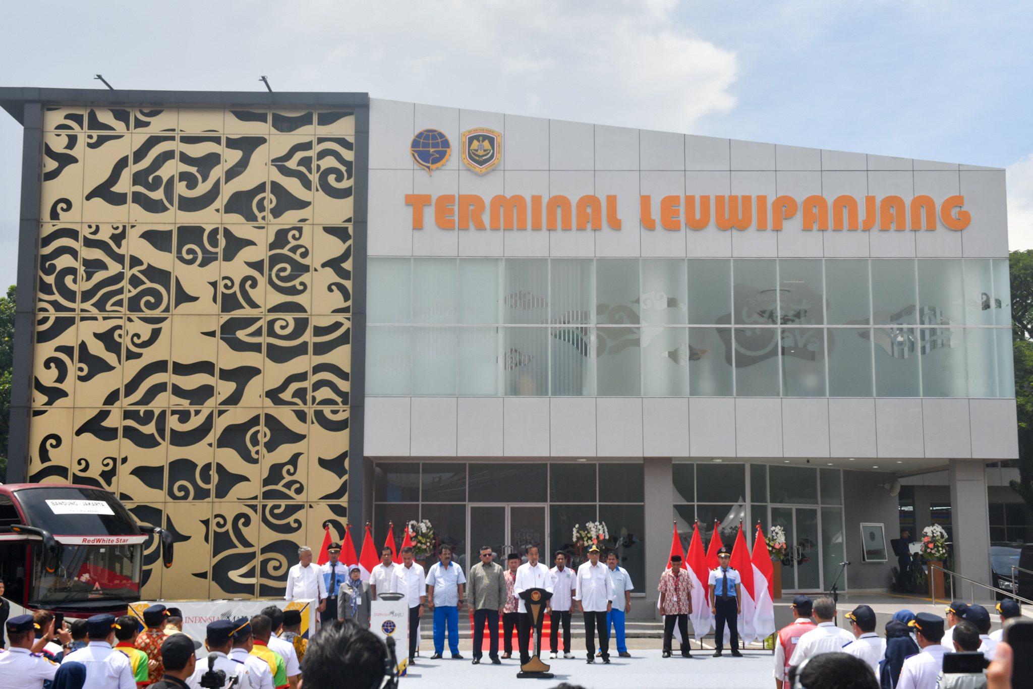 Jokowi Ajak Masyarakat Gunakan Transportasi Umum, Bukan Kendaraan Pribadi