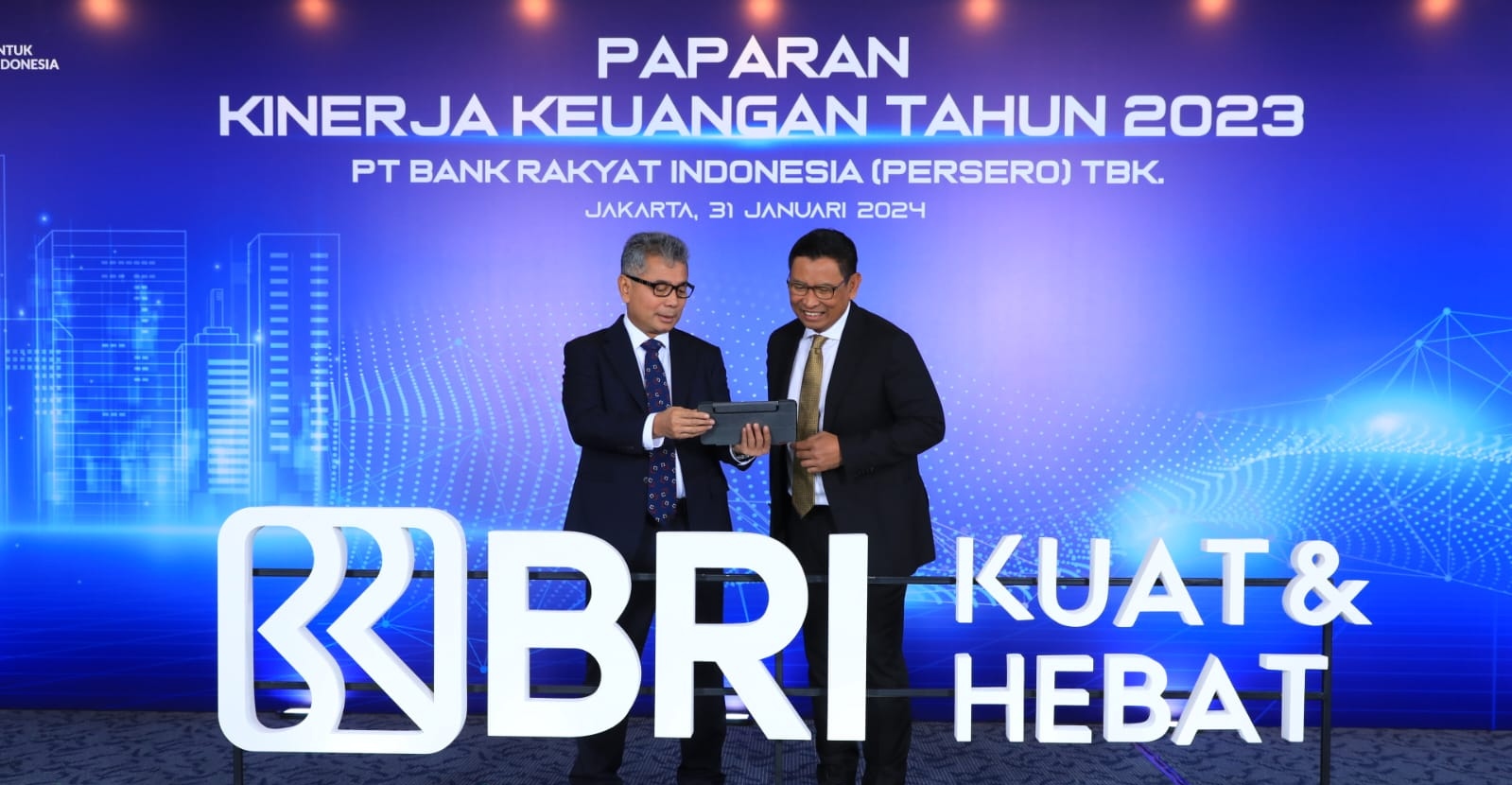 Direktur Utama BRI Sunarso (kiri) dalam paparan kinerja keuangan tahun 2023 di Jakarta, Rabu (31/1/2024). BRI berhasil menjaga rasio likuiditas pada level memadai, tercatat LDR BRI pada akhir Desember 2023 sebesar 84,2%. BRI juga mampu menjaga rasio kecukupan modal (CAR) di level memadai 27,3%. dok. BRI. Punya Likuiditas & Permodalan Memadai, BRI (BBRI) Optimistis Tumbuh Lebih Baik Tahun 2024