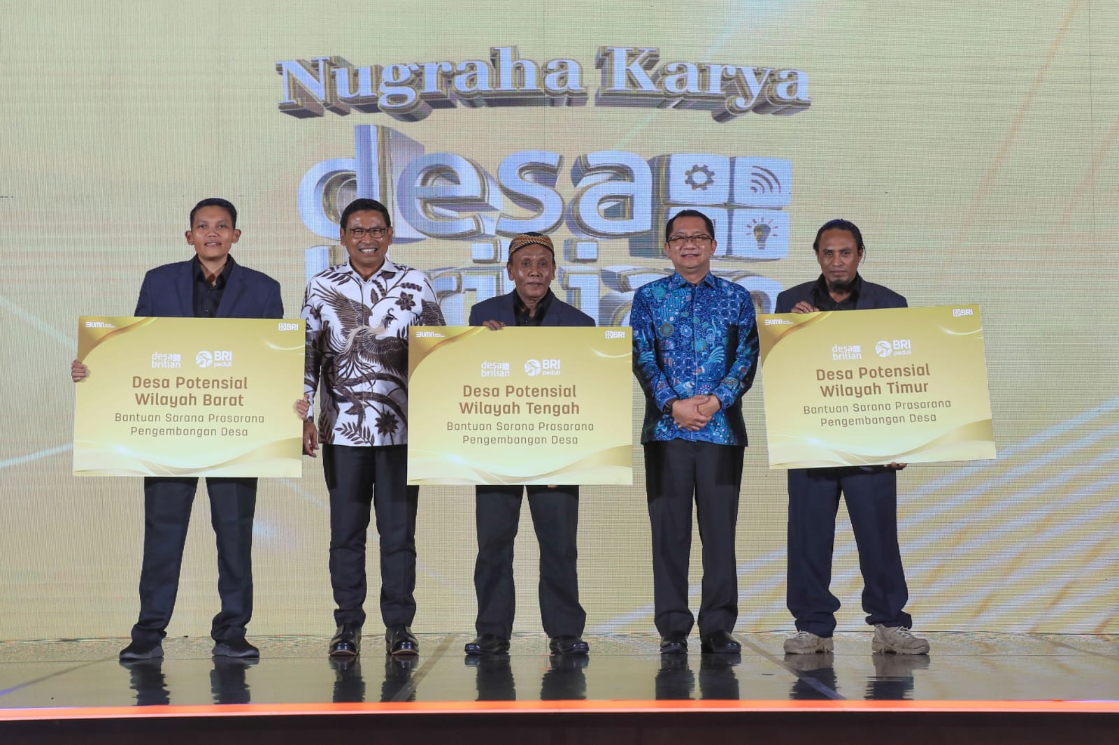 Kepala Desa Wawowae, Kecamatan Bajawa, Leonardus Seso (tengah) menerima penghargaan dalam Program Desa BRILiaN 2023. dok. BRI. Desa Wawowae, Pemenang Kategori Desa Potensial Wilayah Tengah Program Desa BRILian