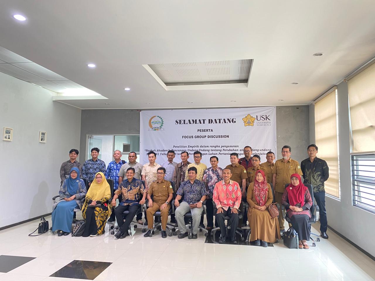 Kesekjenan DPD RI bersama tim ahli RUU PLP2B dan tenaga ahli Komite II DPD RI menyelenggarakan penelitian empiris di Universitas Syiah Kuala. dok. DPD RI. DPD RI Selenggarakan Penelitian Empiris Penyusunan RUU PLP2B di Universitas Syiah Kuala