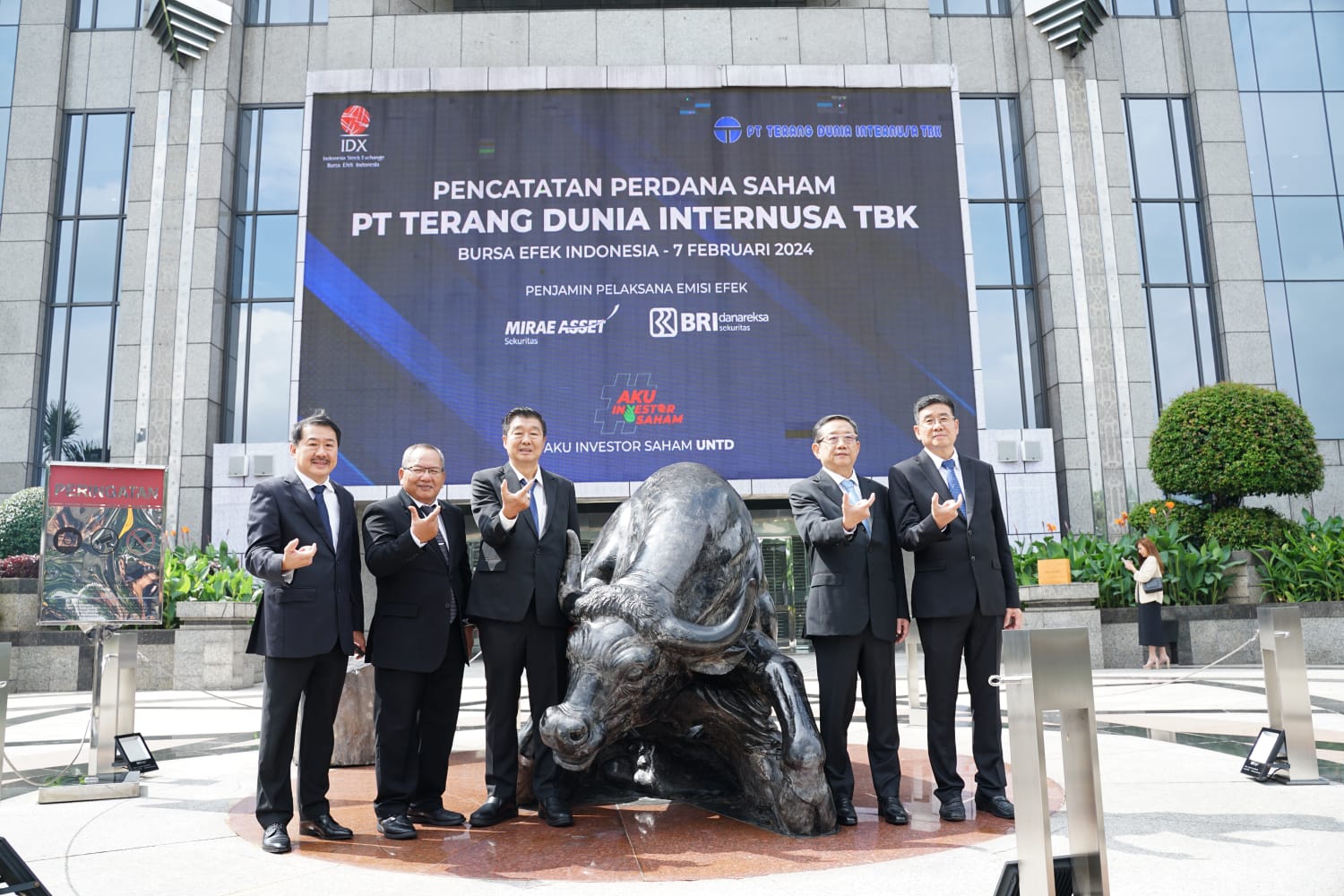 PT Terang Dunia Internusa Tbk. (UNTD) resmi tercatat di Bursa Efek Indonesia (BEI) untuk pelaksanaan penawaran umum perdana saham (Initial Public Offering / IPO) pada Kamis (7/2/2024). dok. UNTD. Terang Dunia Internusa (UNTD) Catatkan Saham di Bursa Efek Indonesia