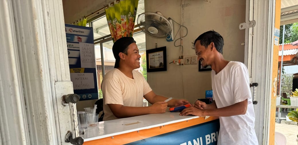 Agen Laku Pandai ‘AgenBRILink’ Sarip Hidayat melayani nasabah. dok. BRI. Cerita Sukses AgenBRILink Bantu Salurkan Pinjaman Ultra Mikro ke Petani di Desanya