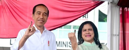 Presiden Joko Widodo dan Ibu Negara Iriana Jokowi menunjukkan jari bertinta tanda sudah mencoblos. dok. Presiden.go.id. Ekonom Ini Nilai Pemilu Kondusif, Sentimen Positif Penguatan Pasar Keuangan Domestik