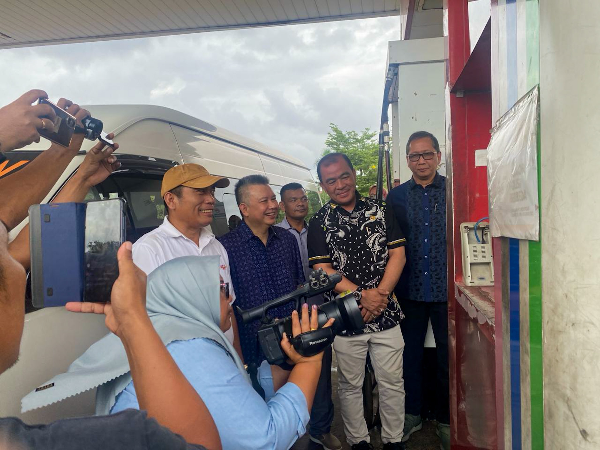 Wakil Direktur Utama Bank KB Bukopin, Robby Mondong (dua kiri), dan Kepala Disperindag Kota Batam, Gustian Riau, pada kunjungan ke SPBU Bundaran Madani, Batam, Kepulauan Riau (15/2/2024) Inovasi Distribusi BBM Bersubsidi, Bank KB Bukopin-Pemkot Batam Luncurkan Fuel Card 3.0