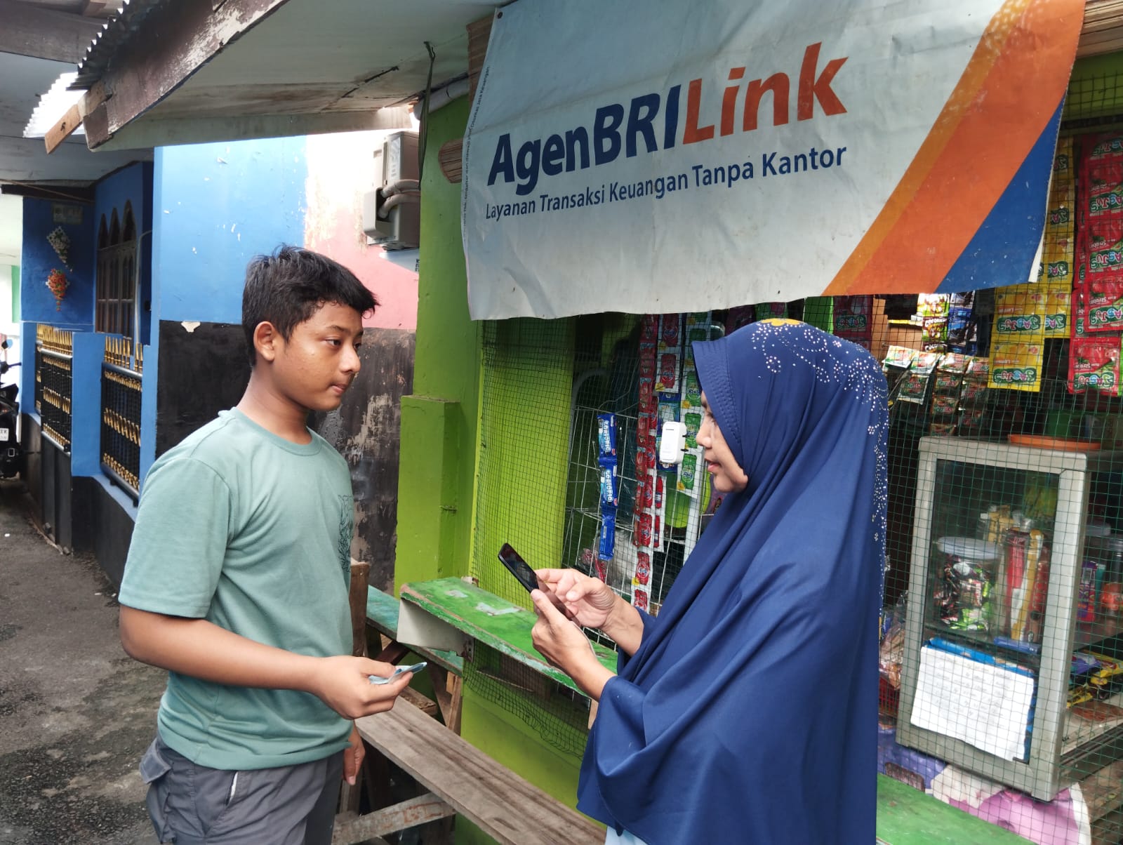 Nila agenBRILink di Kelurahan Cikoko, Kecamatan Pancoran, Jakarta Selatan layani nasabah. dok. BRI. AgenBRILink Ini Sukses Jadi Penyalur Kredit Ultra Mikro