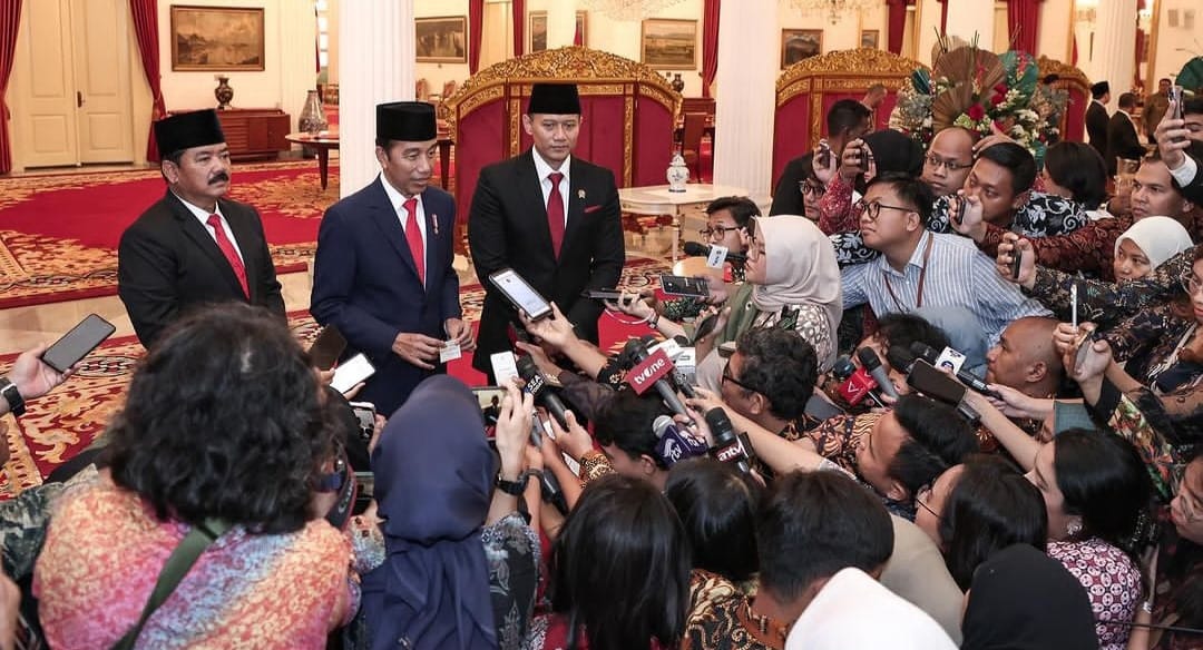 Presiden Joko Widodo diapit Agus Harimurti Yudhoyono (kanan) dan Hadi Tjahjanto. dok. WA. Partai Demokrat Kini Gabung Pemerintahan Presiden Jokowi