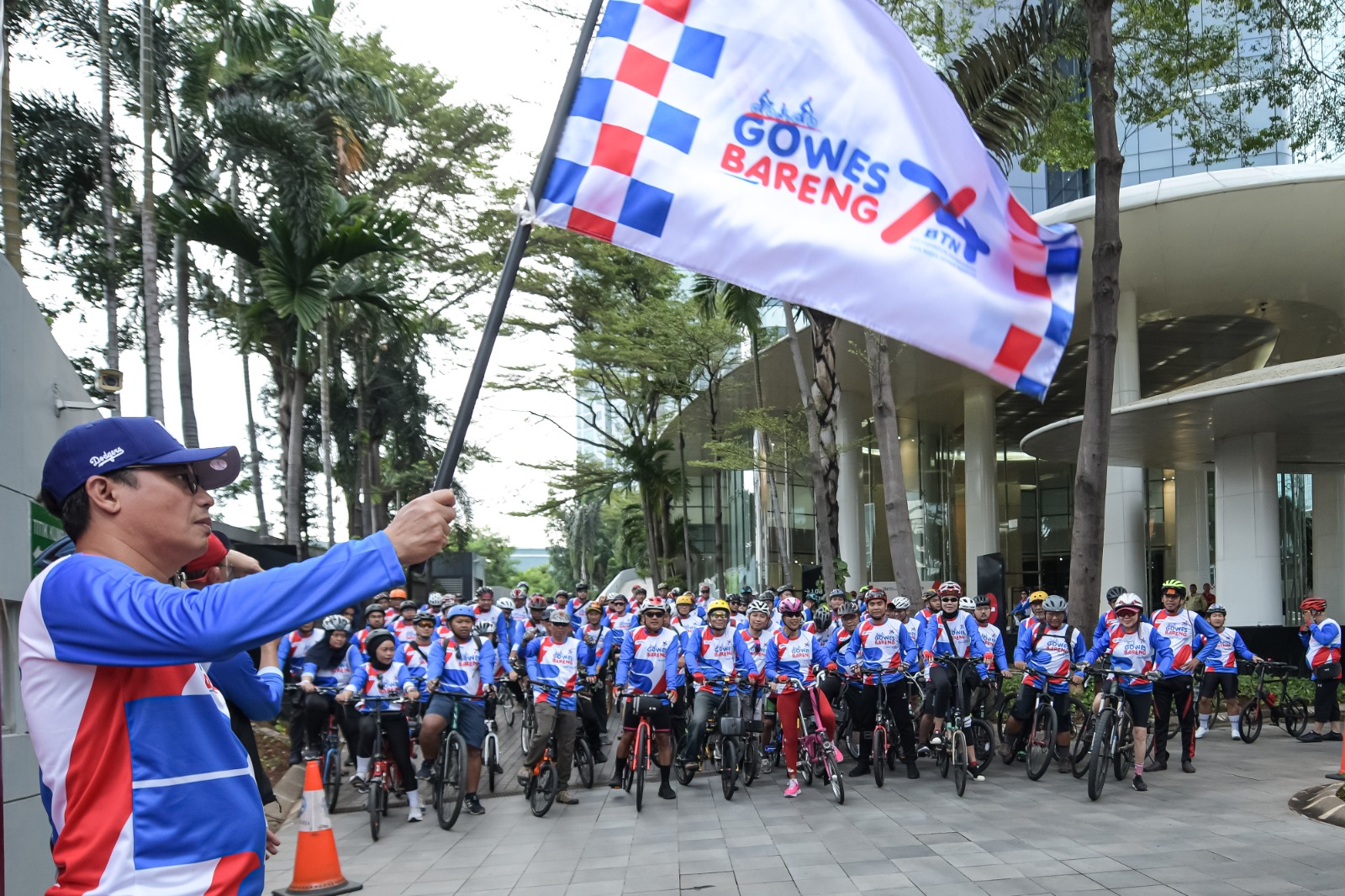 Dirut BTN Nixon LP Napitupulu melakukan flag off melepas peserta gowes bareng HUT ke 74 BTN (25/2) Bank BTN Gelar Gowes Bareng Dalam Rangka HUT ke 74