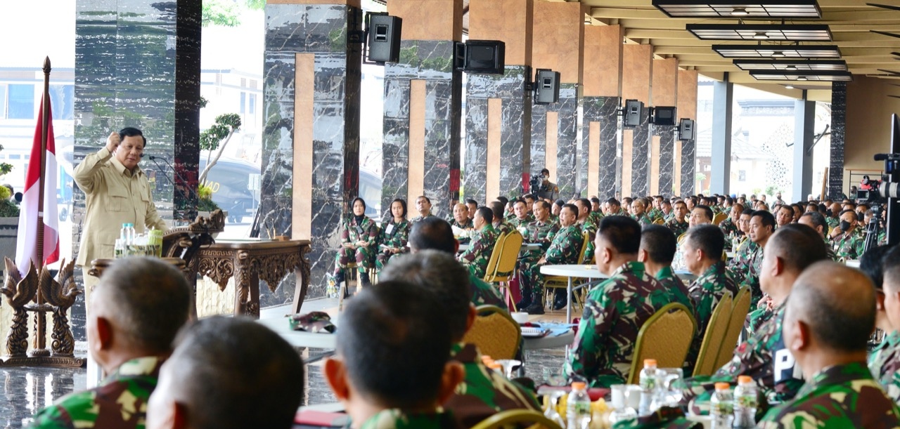 Menteri Pertahanan Prabowo Subianto memberikan pengarahan kepada anggota TNI. dok. Kemhan.go.id. Pangkat Jenderal Kehormatan Untuk Prabowo Subianto