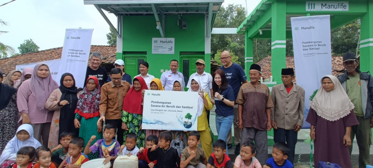 Manulife Indonesia kembali meresmikan sarana air bersih dan sanitasi berupa toilet umum dok. ist. Bangun Sarana Air Bersih Manulife Perluas Impact Agenda