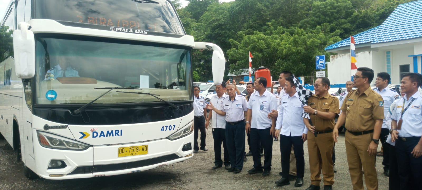 Damri Layani Trayek Bandara Hasanuddin-Pelabuhan ASDP Bira