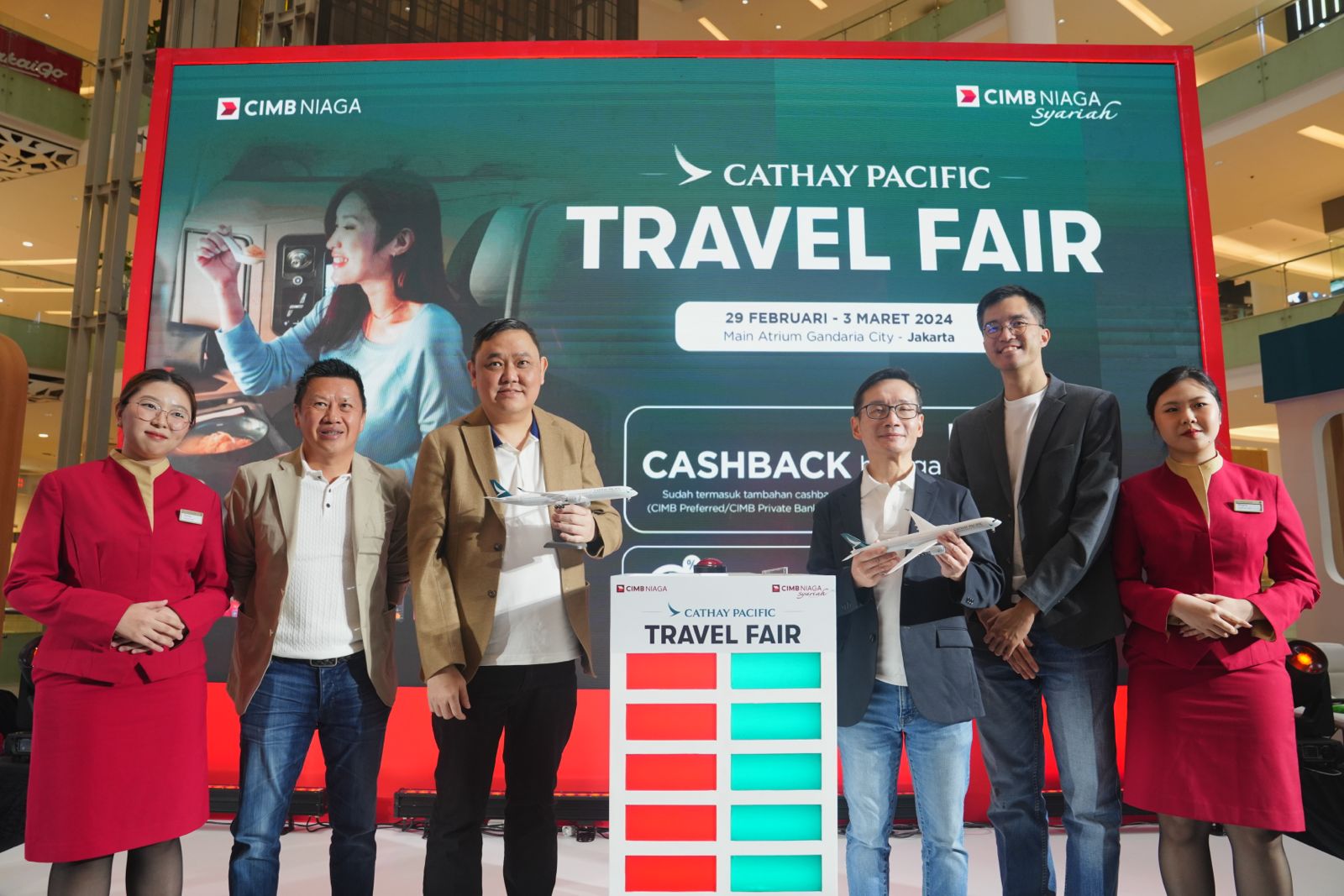 Direktur Consumer Banking CIMB Niaga Noviady Wahyudi (ketiga kiri) bersama Chief of Network & Digital Banking Budiman Tanjung (kedua kiri), Cathay Pacific Country Manager Indonesia Tony Sham (ketiga kanan), dan Cathay Pacific Regional Head of Customer Travel & Lifestyle Jonathan Ng (kedua kanan) saat pembukaan Cathay Pacific Travel Fair 2024 di Gandaria City, Jakarta, Kamis (29/2/2024). dok. ist. Kunjungilah Cathay Pacific Travel Fair 2024