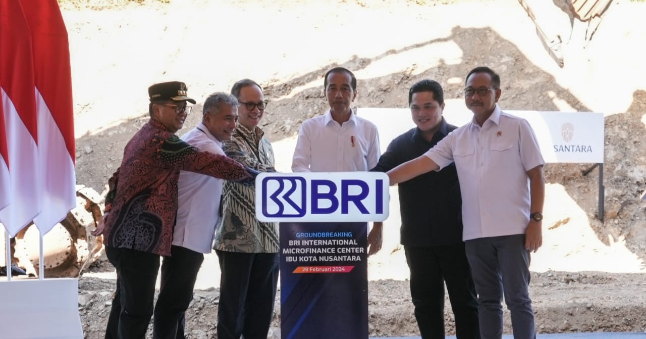Presiden Joko Widodo pada, acra ‘Groundbreaking Pembangunan Gedung BRI di IKN Nusantara, dihadiri jajaran Menteri Kabinet Indonesia Maju. Di antaranya Menteri BUMN Erick Thohir, Menteri PUPR Basuki Hadimuljono, Menteri ATR Agus Harimurti Yudhoyono, Menteri Investasi/Kepala BKPM Bahlil Lahadalia dan Menteri Perdagangan Zulkifli Hasan. Tidak ketinggalan ada Panglima TNI Agus Subiyanto, Dirut BRI Sunarto, Ketua Otorita IKN Bambang Susantono, hingga Ketua Dewan Komisioner OJK Mahendra Siregar. dok. BRI. Groundbreaking BRI International Microfinance Center