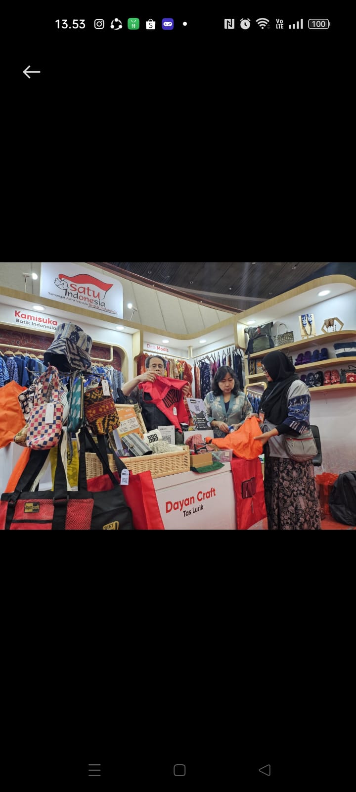 Pemilik UMKM Dea Modis binaan Yayasan Dharma Bhakti Astra (YDBA) saat menunjukkan dan menjelaskan produk jumputannya kepada Ketua Pengurus YDBA, Sigit P. Kumala dan Sekretaris Pengurus YDBA, Ema Poedjiwati (kanan) dalam Pameran International Handicraft Trade Fair (Inacraft) 2024 yang digelar oleh Asosiasi Eksportir dan Produsen Handicraft Indonesia pada 28 Februari – 3 Maret 2024 di Jakarta Convention Center (JCC). dok. ist. Produk Unggulan DSA & UMKM YDBA Meriahkan Inacraft 2024