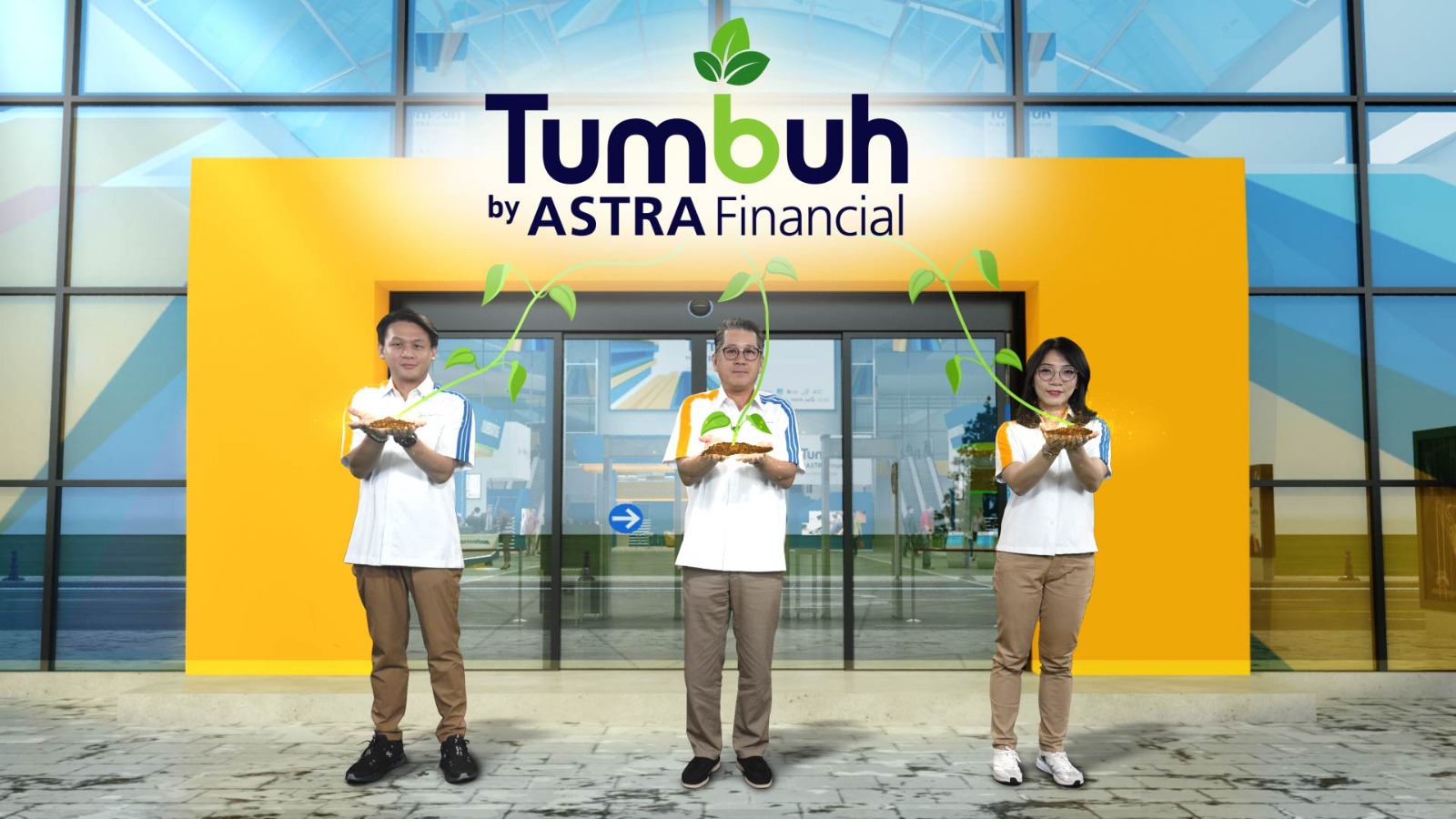 Project Director Astra Financial Event 2024, Tan Chian Hok (tengah) bersama dengan Co-Project Director Astra Financial Event 2024, Daniel Hartono (kiri) dan Leader Sales Program Astra Financial Event 2024, Windy Riswantyo (kanan) membuka secara simbolis TUMBUH by Astra Financial melalui platform virtual zoom pada Selasa, 5 Maret 2024. dok. ist. Wow! TUMBUH by Astra Financial Penuh Promo Menarik Menangkan Undiannya